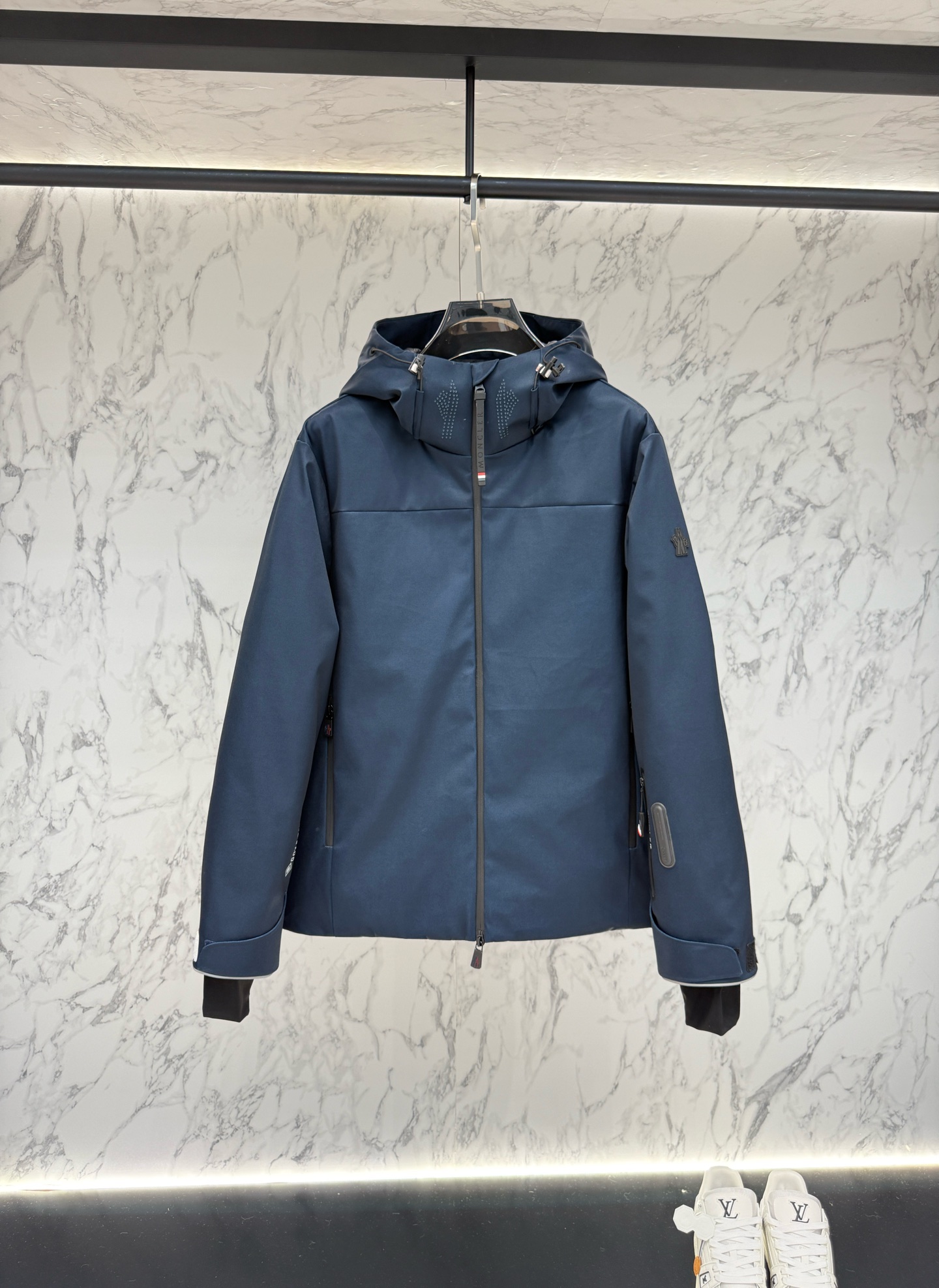 NO:531548,New product, the main promotional Moncler down jacket 2025 latest fashion designer down jacket. The details show the high-end structural tailoring design changes in every detail to show the diverse image changes of men, slim and neat, tailoring, meet the popular multi-layered outfits nowadays, and versatile styles of life. Number of 12345,, jackets & coats, down jacket, alexander wang19860909新品 主推款Moncler 羽绒服2025最新款时尚设计师款羽绒外套.处处细节显工艺足够的高级结构性剪裁的设计改变来展现男士多样的形象变化,修身利落、剪裁合体,满足时下正流行的多层次穿搭,生活百搭款式 码数12345,,jackets & coats,down jacket,alexander wang,Men's clothing