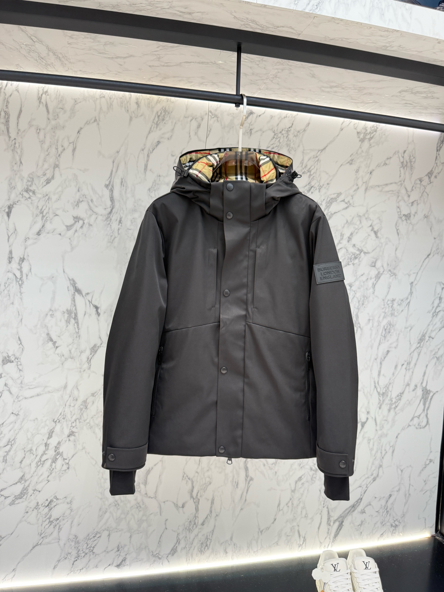 NO:530381,New product The top version of the main product is the counter synchronized bbr logo pattern cloth down jacket with hooded and protective hem; the brand logo is embedded in the flower design, inspired by the British culture of the 1990s.bbr latest hooded down jacket bbr ace new single, black and red!  The latest rubber stamp decorative down jacket jacket for men and women!  A trump card I was looking forward to in the second half of the year (the bur down jacket is really scarce this year), this year's Bbr has been successfully replaced. This down jacket is completely fresh blood, new accessories, new fabrics, new styles, and new styles!  Super warm European standard down filling, turtleneck hooded design. The inner lining is open and there is a windshield belt design similar to Mo's home!  Fashionable color matching is precisely because of these irreplaceable details and specifications, the first-time release in the industry, high-quality, high-end products, and your own recommendation!  !  Size m-3xl, Burberry, Jackets & coats, down jacket, hats, alexander wang19860909新品 主推款顶级版本专柜同步 bbr徽标图案布羽绒服 搭配连帽与防护性衣摆；品牌徽标嵌花设计,灵感源自 1990 年代英伦文化.bb r最新款连帽羽绒服 bbr王牌新单,黑红两色！高档男女同款最新胶章装饰羽绒服外套！一个我期待了一个下半年的王牌（今年bur羽绒服真的少到流泪）,今年的bbr算是换血成功了,这款羽绒服完全是新鲜血液,新的辅料,新的面料,新的款式,新的版型！超保暖的欧标羽绒填充,高领连帽设计.内里敞开有类似mo家的挡风腰带设计！时尚的配色,正是因为这些无法替代的细节与规格,业内首发款,高品质,高档货,自留推荐！！ 尺码m-3xl,,burberry,jackets & coats,down jacket,hats,alexander wang,Men's clothing