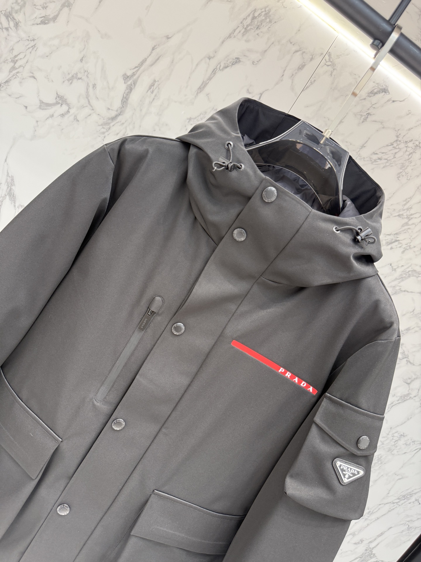 放货价💢主推款💢Prada普拉达新款提花尼龙羽绒服金属小标羽绒服。采用re-nylon再生尼龙打造，现代