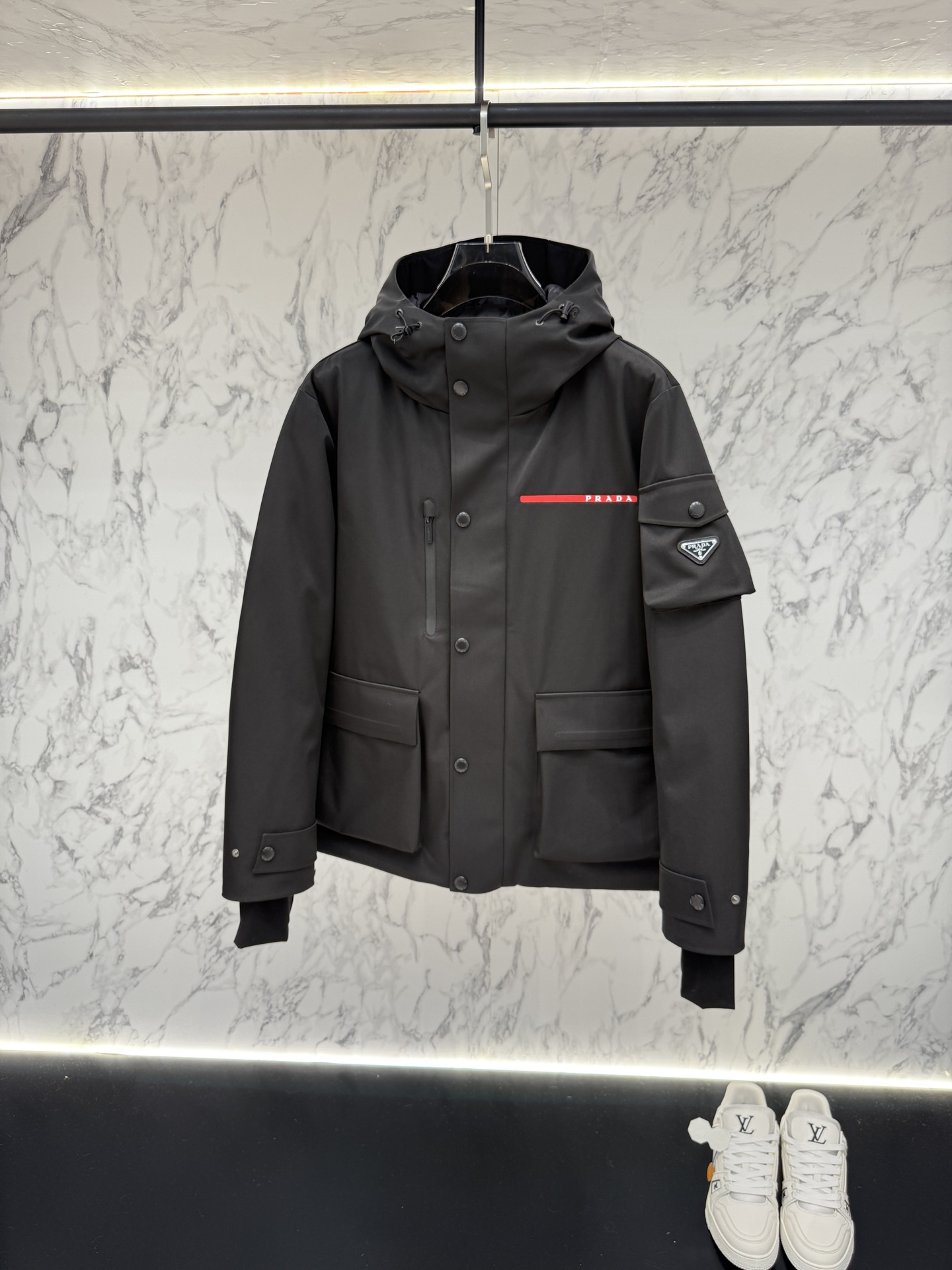 放货价💢主推款💢Prada普拉达新款提花尼龙羽绒服金属小标羽绒服。采用re-nylon再生尼龙打造，现代