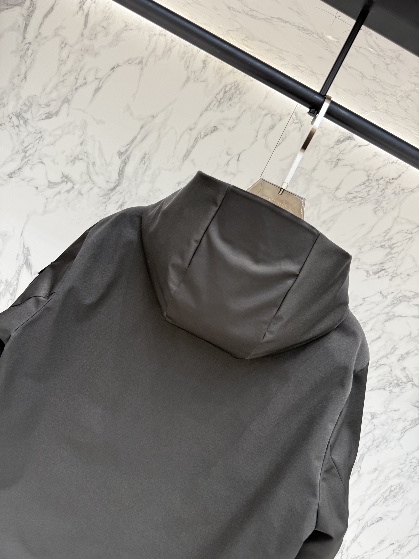 放货价💢主推款💢Prada普拉达新款提花尼龙羽绒服金属小标羽绒服。采用re-nylon再生尼龙打造，现代