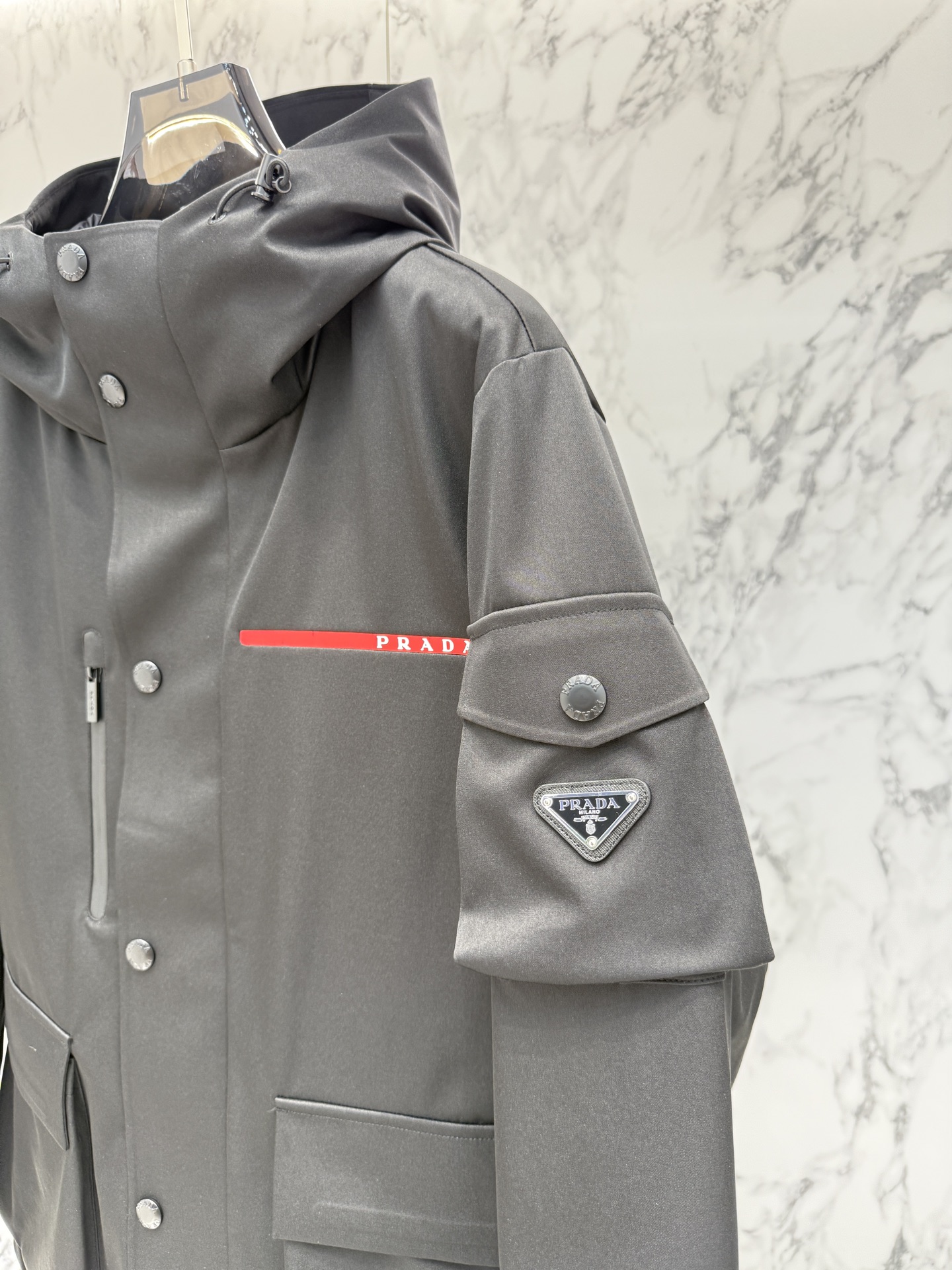 放货价💢主推款💢Prada普拉达新款提花尼龙羽绒服金属小标羽绒服。采用re-nylon再生尼龙打造，现代