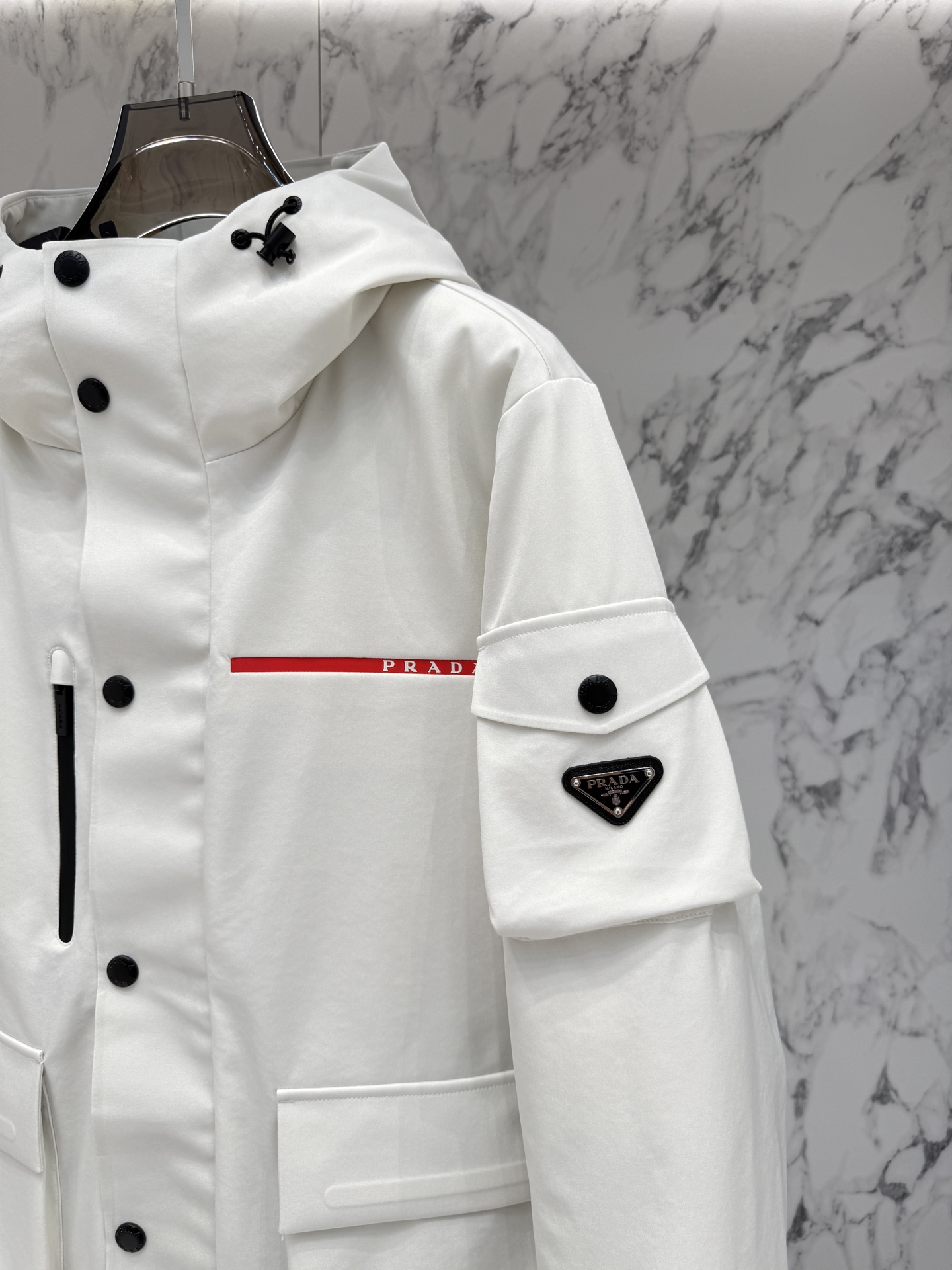 放货价💢主推款💢Prada普拉达新款提花尼龙羽绒服金属小标羽绒服。采用re-nylon再生尼龙打造，现代