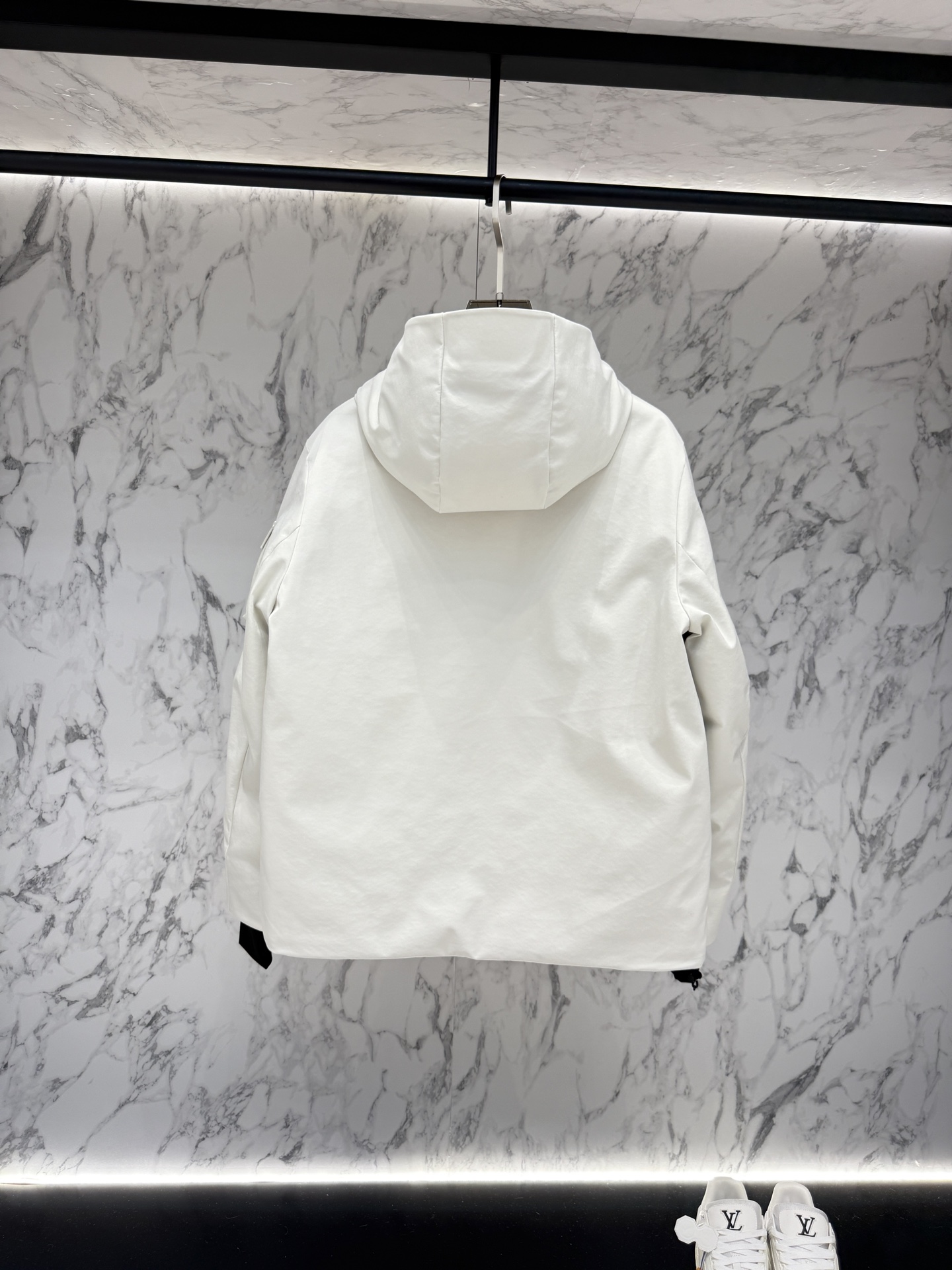 放货价💢主推款💢Prada普拉达新款提花尼龙羽绒服金属小标羽绒服。采用re-nylon再生尼龙打造，现代