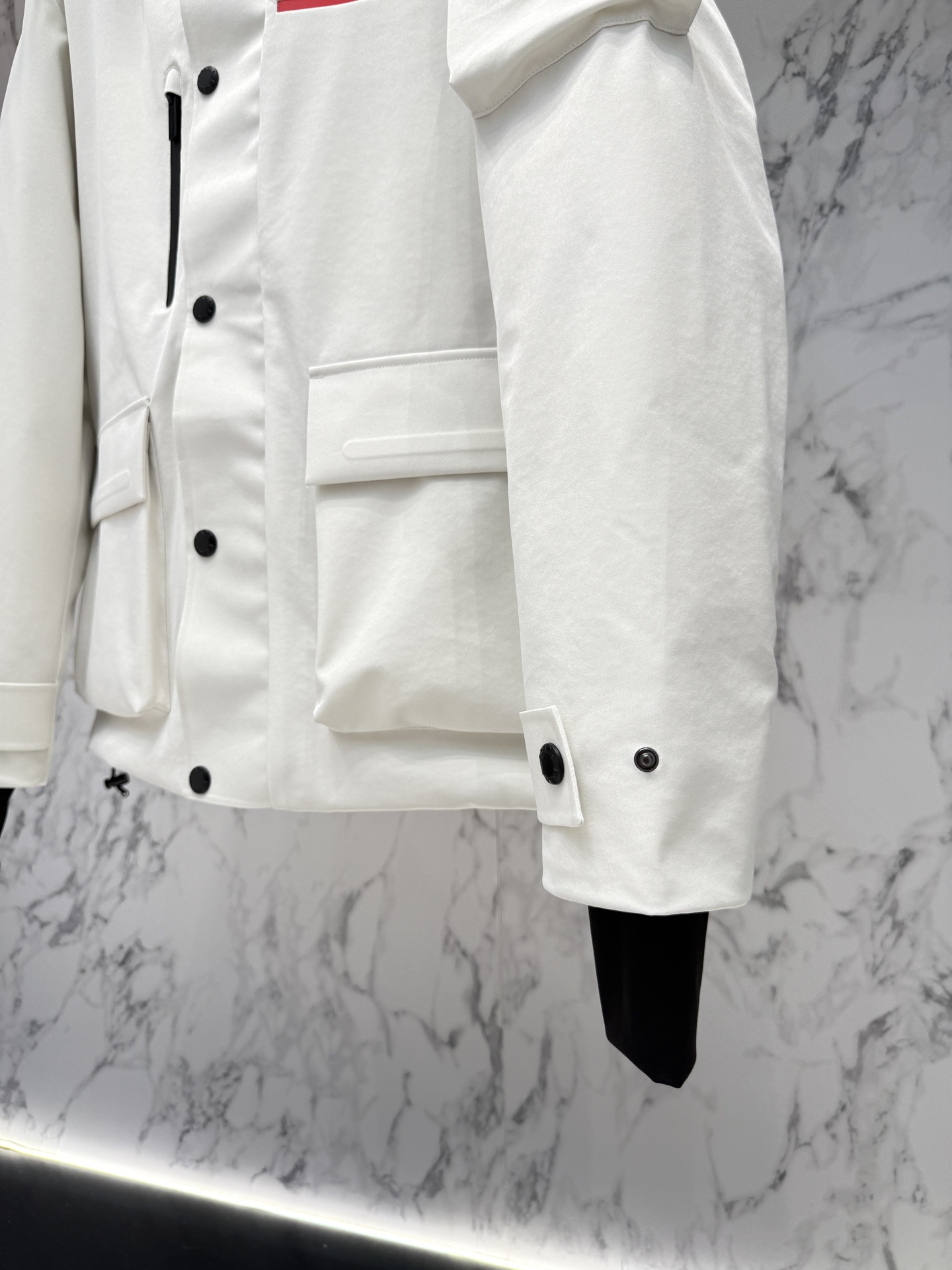 放货价💢主推款💢Prada普拉达新款提花尼龙羽绒服金属小标羽绒服。采用re-nylon再生尼龙打造，现代