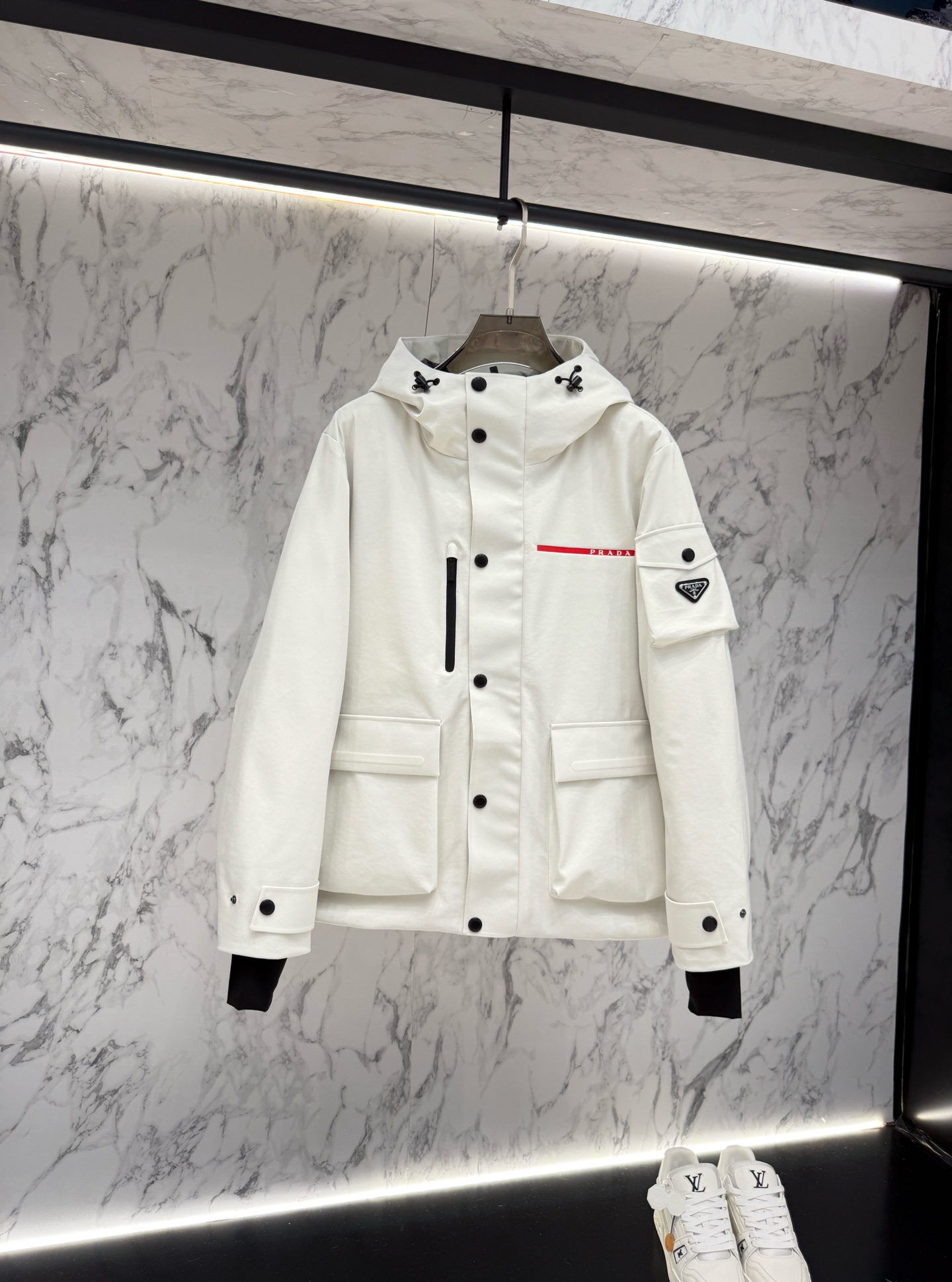 NO:530387,New product The main product is the new jacquard nylon down jacket. It is made of re-nylon recycled nylon, with a modern design style and complementary silhouette. It uses the iconic enamel metal triangle logo that provides warmer protection and more highlights the brand's style. The jacquard craft is the same as men and women!  Size 4856, prada, prada, down jacket, alexander wang19860909新品 主推款prada普拉达新款提花尼龙羽绒服金属小标羽绒服.采用re-nylon再生尼龙打造,现代设计风格,和廓形相得益彰,采用给予更温暖防护标志性的涂珐琅金属三角徽标更彰显品牌的格调.提花工艺男女同款哦！ 尺码4856,,prada,prada,down jacket,alexander wang,Men's clothing