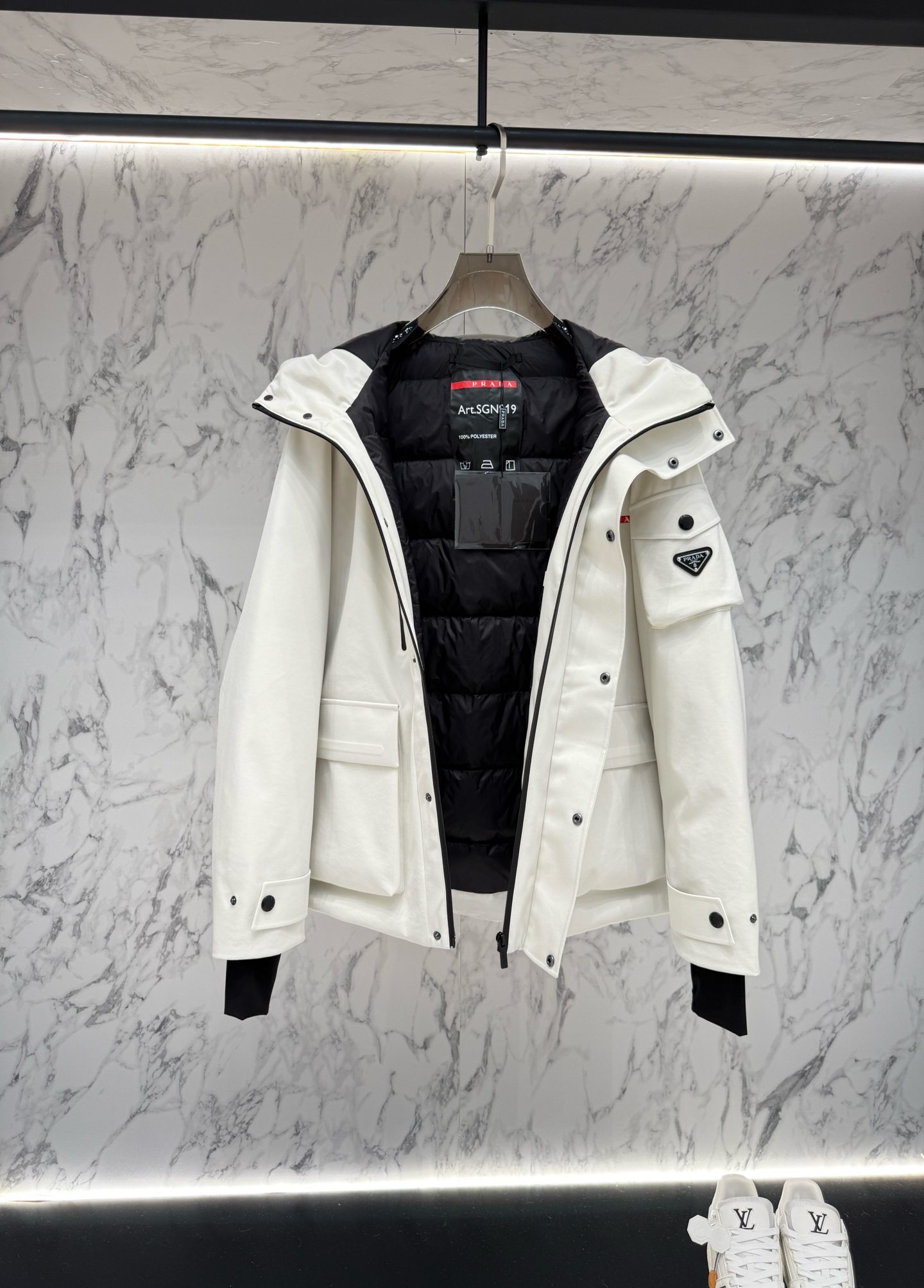 放货价💢主推款💢Prada普拉达新款提花尼龙羽绒服金属小标羽绒服。采用re-nylon再生尼龙打造，现代