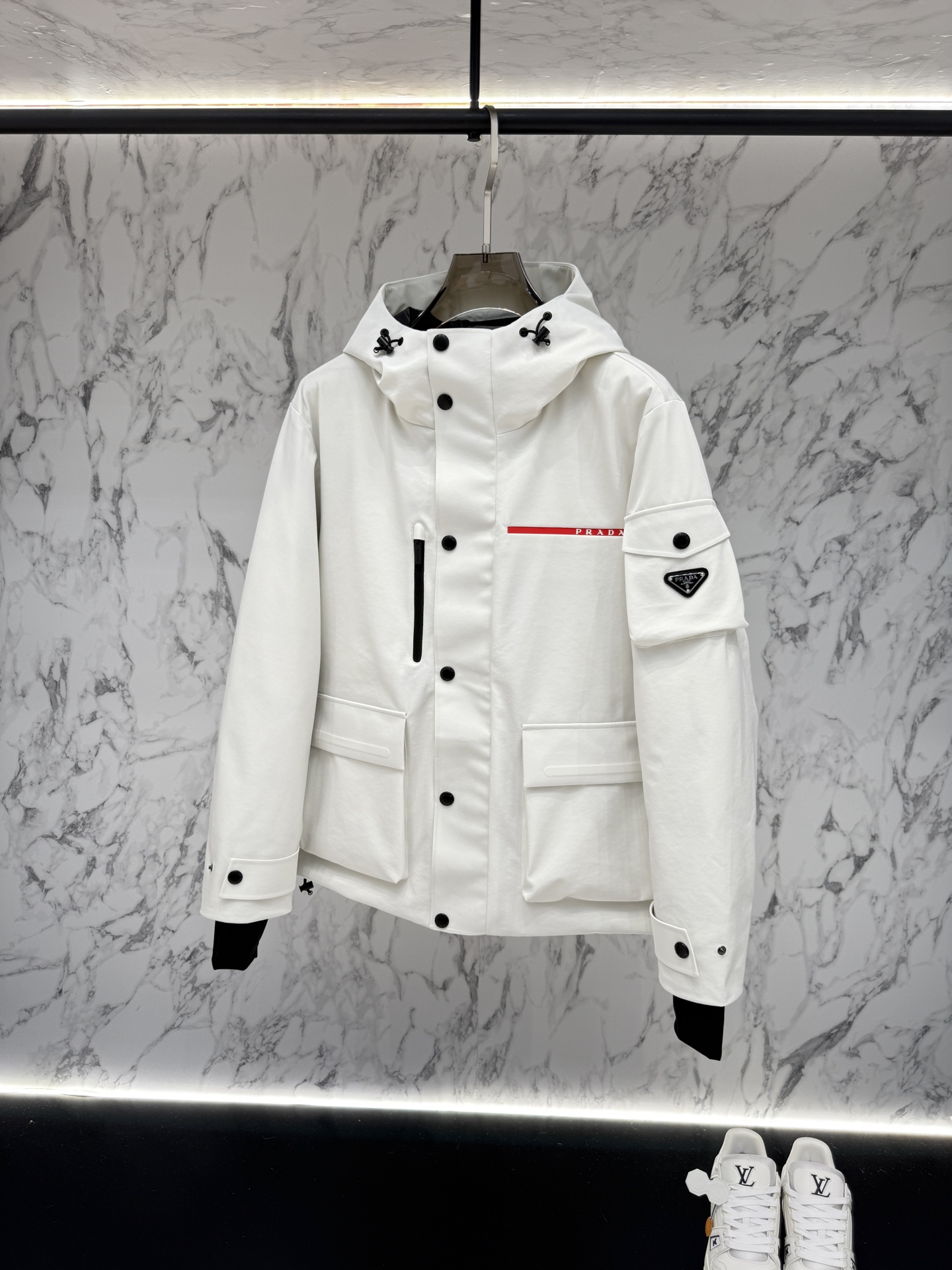 放货价💢主推款💢Prada普拉达新款提花尼龙羽绒服金属小标羽绒服。采用re-nylon再生尼龙打造，现代