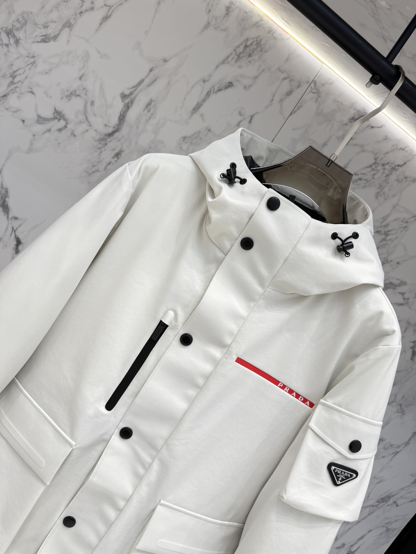 放货价💢主推款💢Prada普拉达新款提花尼龙羽绒服金属小标羽绒服。采用re-nylon再生尼龙打造，现代