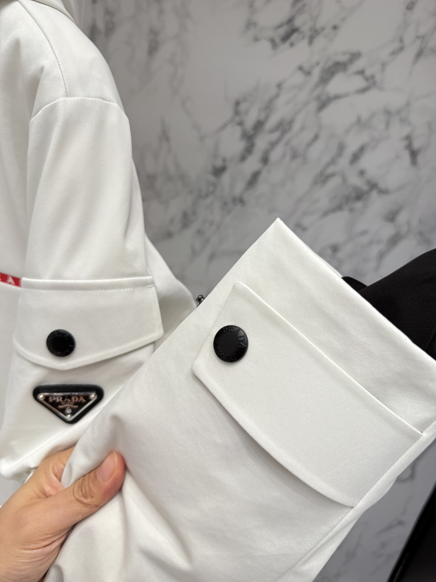 放货价💢主推款💢Prada普拉达新款提花尼龙羽绒服金属小标羽绒服。采用re-nylon再生尼龙打造，现代