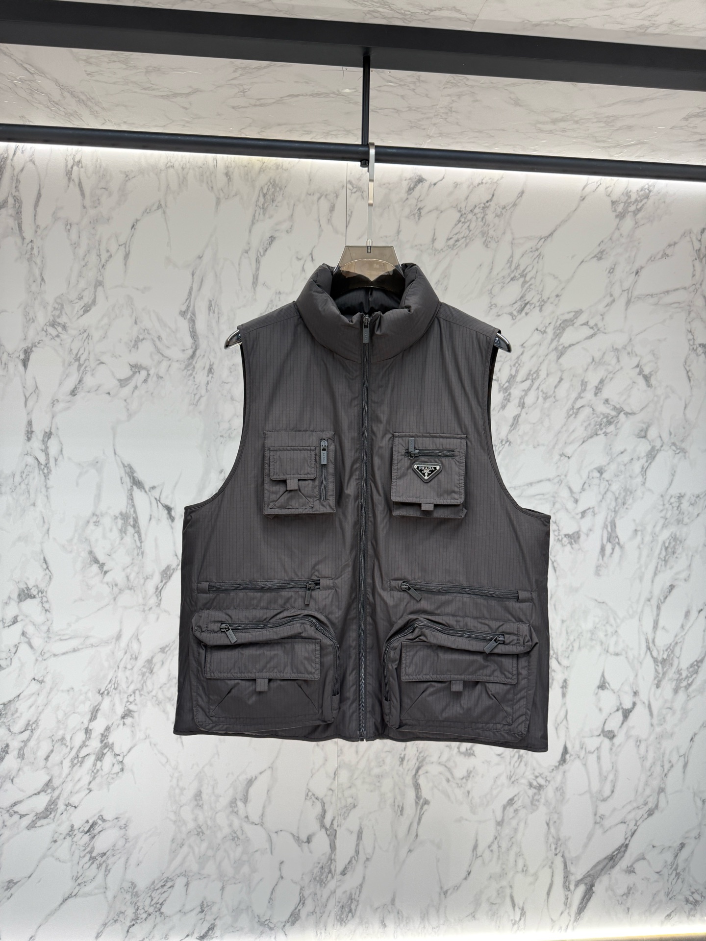 NO:683655,The main recommendation is Prada's new jacquard nylon down jacket with metal small label down jacket. It is made of re-nylon regenerated nylon, with a modern design style that complements the silhouette. The iconic enamel-coated metal triangle logo that provides warmer protection highlights the brand's style. The jacquard craftsmanship is the same for men and women!  Size 4856,,prada,prada,down jacket,19860909主推款prada普拉达新款提花尼龙羽绒服金属小标羽绒服.采用re-nylon再生尼龙打造,现代设计风格,和廓形相得益彰,采用给予更温暖防护标志性的涂珐琅金属三角徽标更彰显品牌的格调.提花工艺男女同款哦！ 尺码4856,,prada,prada,down jacket,,Men's clothing