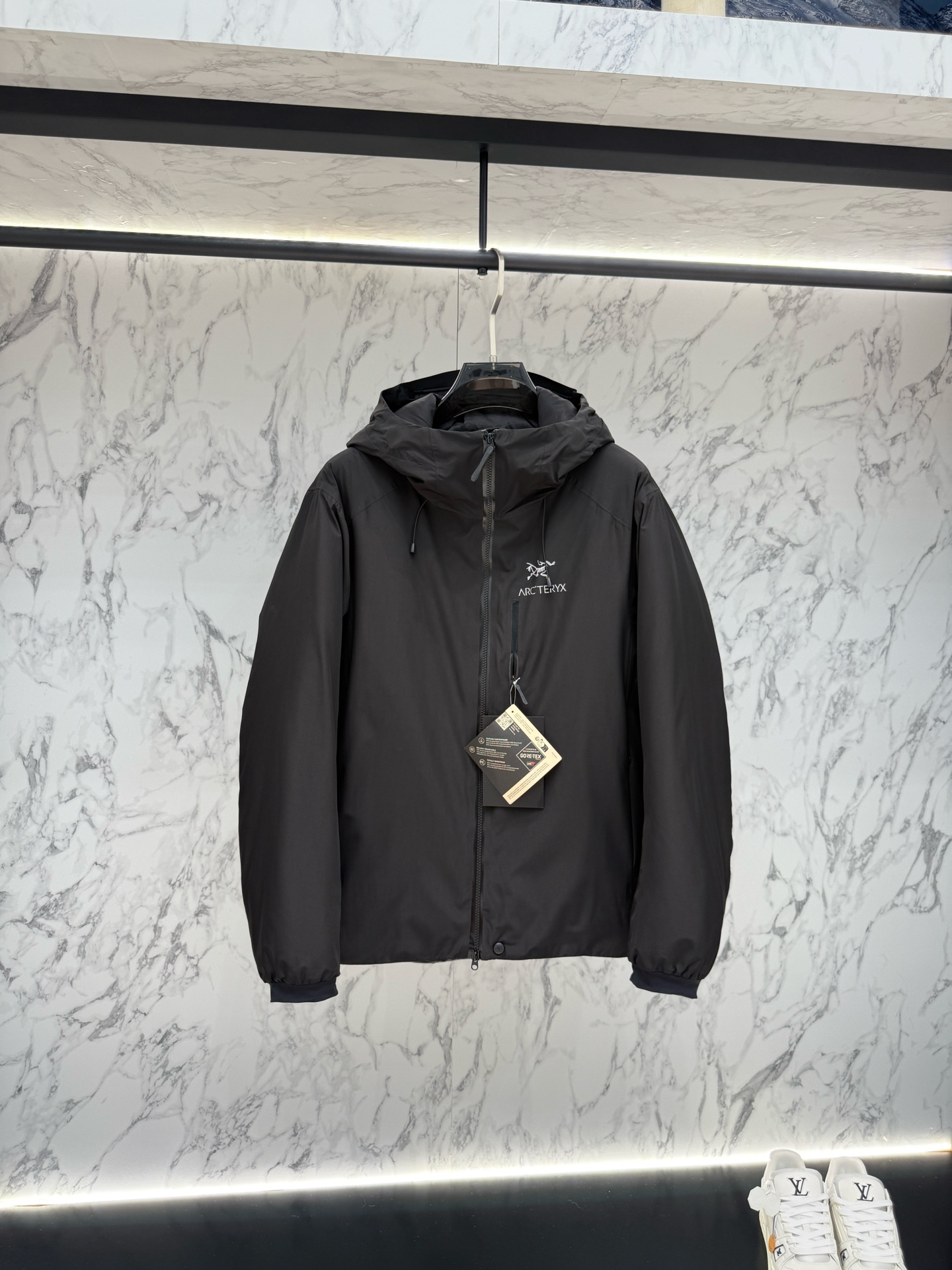 NO:564272,New product: Arc'teryx (cotton jacket) Arc'teryx men's gore-tex, waterproof, breathable pockets, taped waterproof technology, inner mesh type, Arc'teryx's latest design this year, hooded design, zipper can be removed, two ways to wear it. If you don't like the hood, you can remove it yourself, a luxury storm collar not available on the market  Just like its design language, this piece of clothing is free and uninhibited. The pocket zipper taped design, coupled with this year's latest technological fabrics, fully embodies the dynamic, elegant, concise, and capable nature of the entire piece of clothing. Simple splicing, although there is no contrasting color. But the overall effect is really so simple and powerful!  The charge collar greatly enhances the sporty style of the entire dress, and the dress has waterproof properties that many luxury brands do not have!  !!  The breathability is also super good!  !  High-end and gorgeous, yet dynamic and energetic!  With the latest special technology composite fabric, it is stiff and very compliant and soft at the same time!  !  At the same time, the drape of the fabric is also very good!  !  More compliant, perfectly outlines the figure. Size m-xxxl, arc'teryx, hats, alexander wang19860909新品 主推推Arc'teryx（棉服）始祖鸟男子gore-tex 防水透气口袋压胶防水技术内里网状型,今年始祖鸟最新款的设计,连帽设计 拉链可以拆卸下来 两种穿法 不喜欢帽子可自行拆卸下来,市面没有的奢侈级冲锋领 此款衣服正如它的设计语言一样,自由、不羁,口袋拉链压胶设计,再加上今年最新的科技面料,将整件衣服的动感,优雅,简洁,干练,体现的淋漓尽致,简单的拼接,虽然没有任何的撞色. 但是整体效果真的就是那么的简洁,有力！冲锋领大大的增强了整件衣服的运动风格,而且衣服具有很多奢侈大牌不具备的防水特性！!！透气性同时也是超好！！高端华丽的同时,不失动感活力！配合最新的特制科技复合面料.挺括的同时又很服帖柔软！！同时面料垂坠感也很出色！！更加的服帖,完美勾勒身材.尺码m-xxxl,arc'teryx,hats,alexander wang,Men's clothing