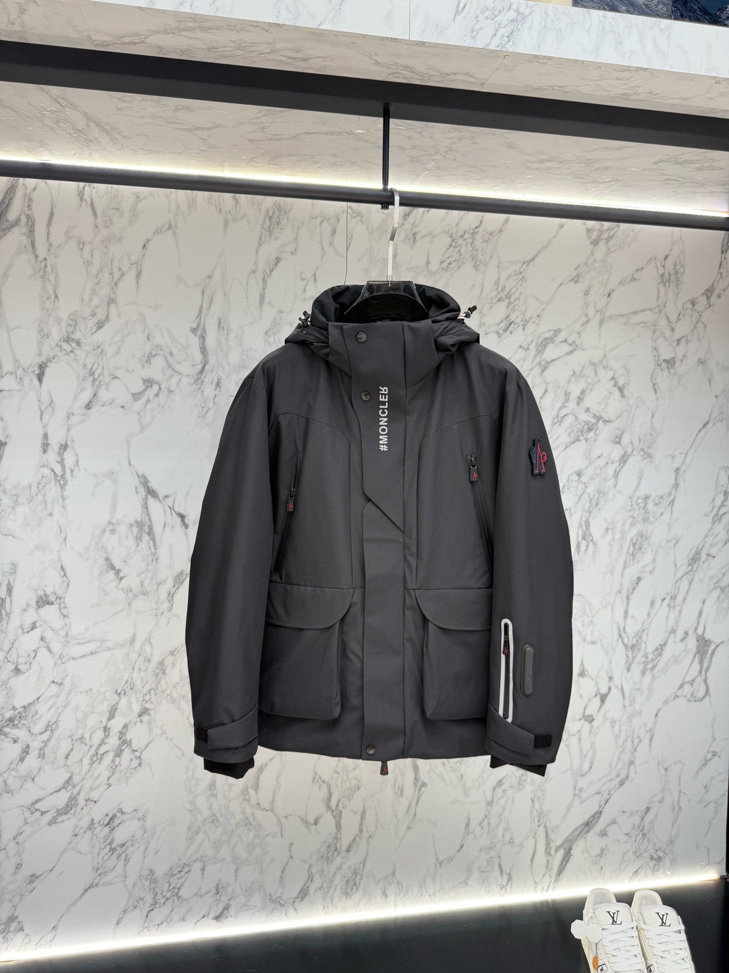 NO:564209,New Moncler Down Jacket The latest fashion designer down jacket. Every detail shows craftsmanship, and the design changes are enough advanced structural tailoring to show the diverse image changes of men. It is slim and neat, and tailored to meet the popular multi-layered outfits. Versatile style for life. Code number 12345,,jackets & coats,down jacket,alexander wang19860909新品 Moncler 羽绒服最新款时尚设计师款羽绒外套.处处细节显工艺足够的高级结构性剪裁的设计改变来展现男士多样的形象变化,修身利落、剪裁合体,满足时下正流行的多层次穿搭,生活百搭款式 码数12345,,jackets & coats,down jacket,alexander wang,Men's clothing