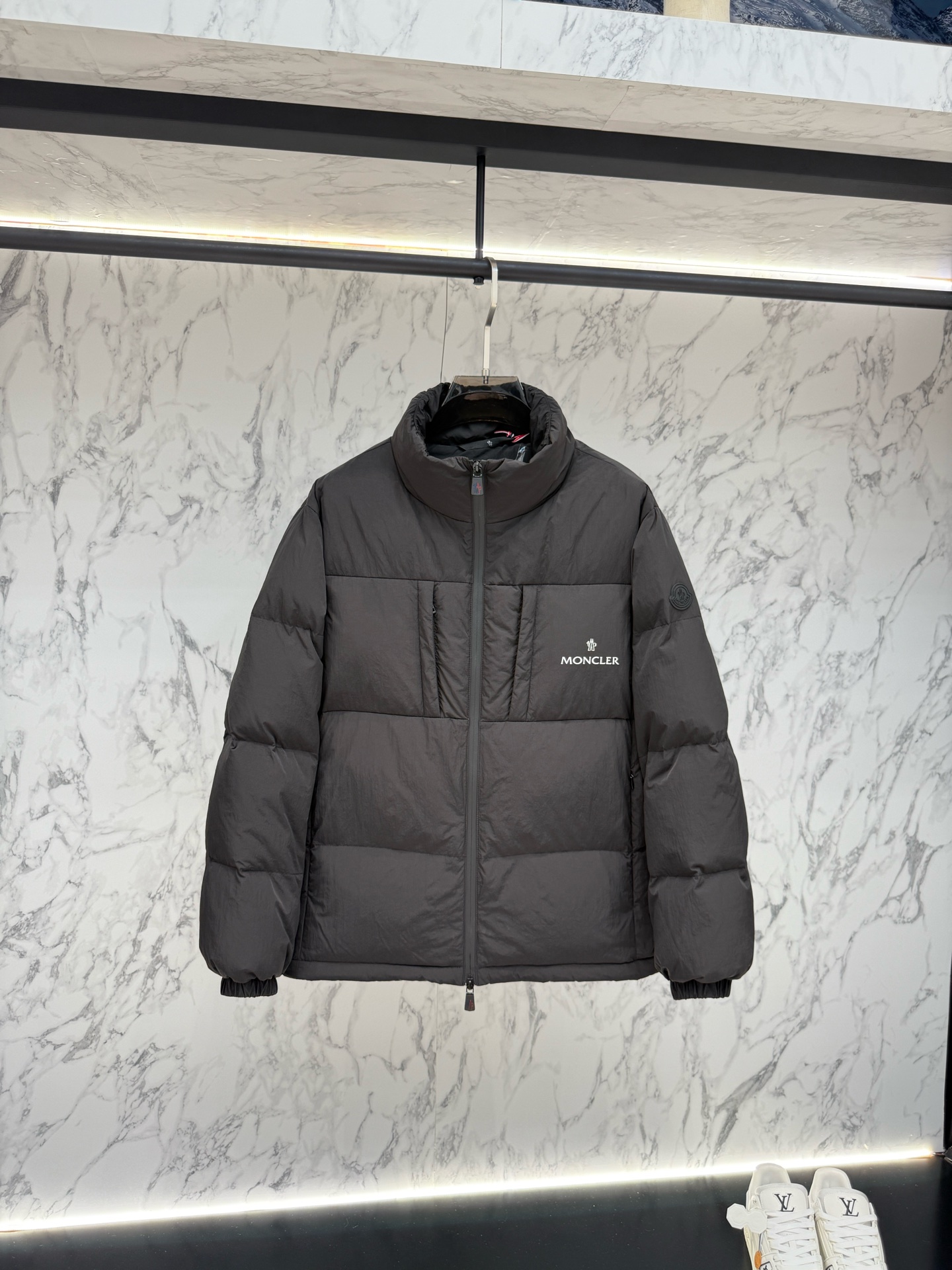 NO:564215,New product, the main recommended Moncler top version down jacket, the latest fashion designer down jacket. Every detail shows craftsmanship, and the design changes are enough advanced structural tailoring to show men's diverse image changes. It is slim and neat, and tailored to meet the popular multi-layered outfits. Versatile style for life. 002 code number 12345,,jackets & coats,down jacket,alexander wang19860909新品 主推款Moncler 顶级版本羽绒服最新款时尚设计师款羽绒外套.处处细节显工艺足够的高级结构性剪裁的设计改变来展现男士多样的形象变化,修身利落、剪裁合体,满足时下正流行的多层次穿搭,生活百搭款式 002 码数12345,,jackets & coats,down jacket,alexander wang,Men's clothing