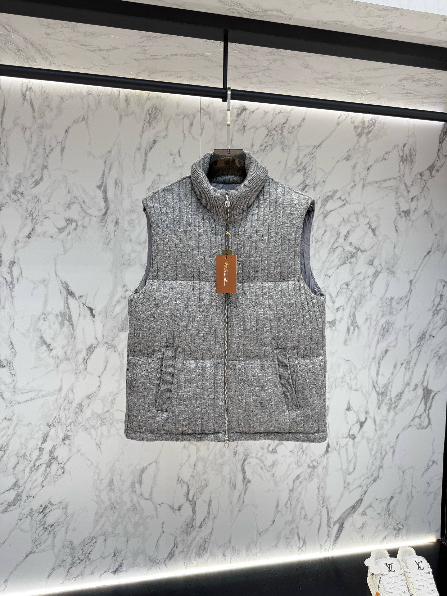 NO:564222,New product LP down jacket, the latest fashion designer down jacket. Every detail shows craftsmanship, and the design changes of advanced structural tailoring are enough to show the diverse image changes of men. It is slim and neat, and tailored to meet the popular multi-layered outfits. Versatile style for life. Size 48-56, loro piana, jackets & coats, down jacket, alexander wang19860909新品 LP 羽绒服最新款时尚设计师款羽绒外套.处处细节显工艺足够的高级结构性剪裁的设计改变来展现男士多样的形象变化,修身利落、剪裁合体,满足时下正流行的多层次穿搭,生活百搭款式 码数48-56,,loro piana,jackets & coats,down jacket,alexander wang,Men's clothing