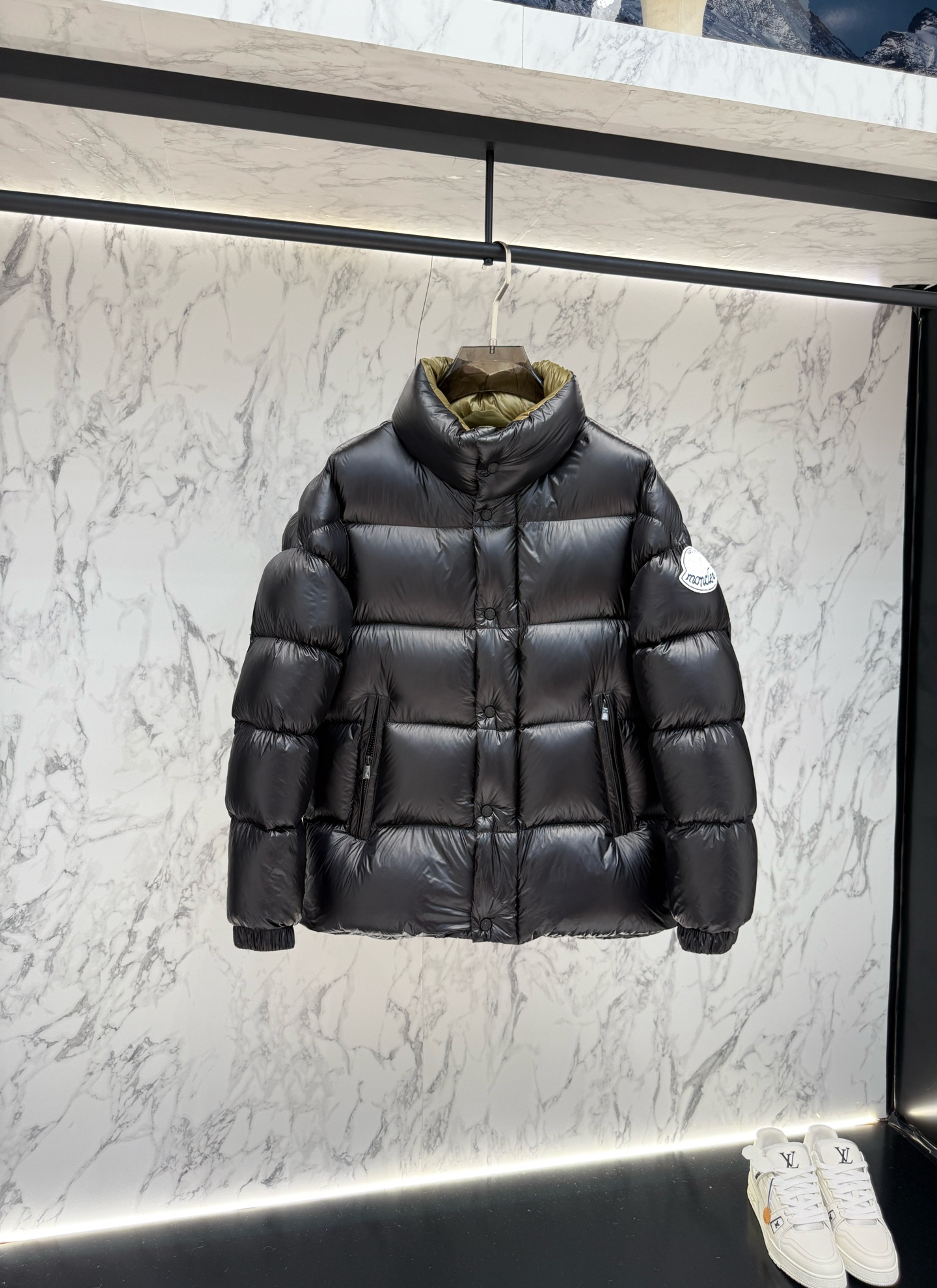 NO:564230,New Moncler Down Jacket The latest fashion designer down jacket. Every detail shows craftsmanship, and the design changes are enough advanced structural tailoring to show men's diverse image changes. It is slim and neat, and tailored to meet the popular multi-layered outfits. Versatile style for life. Code number 12345,, jackets & coats, down jacket, alexander wang19860909新品 Moncler 羽绒服最新款时尚设计师款羽绒外套.处处细节显工艺足够的高级结构性剪裁的设计改变来展现男士多样的形象变化,修身利落、剪裁合体,满足时下正流行的多层次穿搭,生活百搭款式 码数12345,,jackets & coats,down jacket,alexander wang,Men's clothing