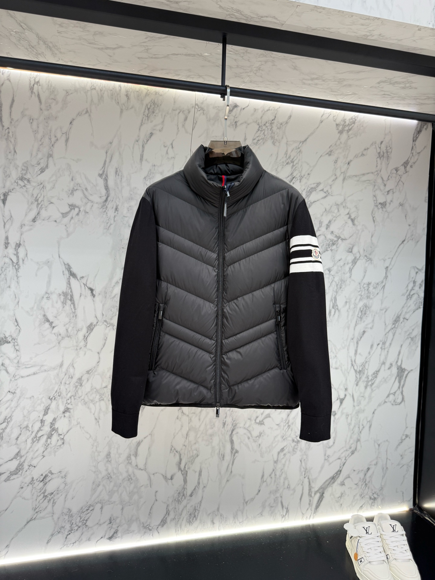 NO:564238,New product: Moncler down jacket, the latest fashionable designer down jacket. Every detail shows craftsmanship, and the design changes are enough advanced structural tailoring to show men's diverse image changes. It is slim and neat, and tailored to meet the popular multi-layered outfits. Versatile style for life. Code number: 12345,,jackets & coats,down jacket,alexander wang19860909新品 主推款Moncler 羽绒服最新款时尚设计师款羽绒外套.处处细节显工艺足够的高级结构性剪裁的设计改变来展现男士多样的形象变化,修身利落、剪裁合体,满足时下正流行的多层次穿搭,生活百搭款式 码数12345,,jackets & coats,down jacket,alexander wang,Men's clothing