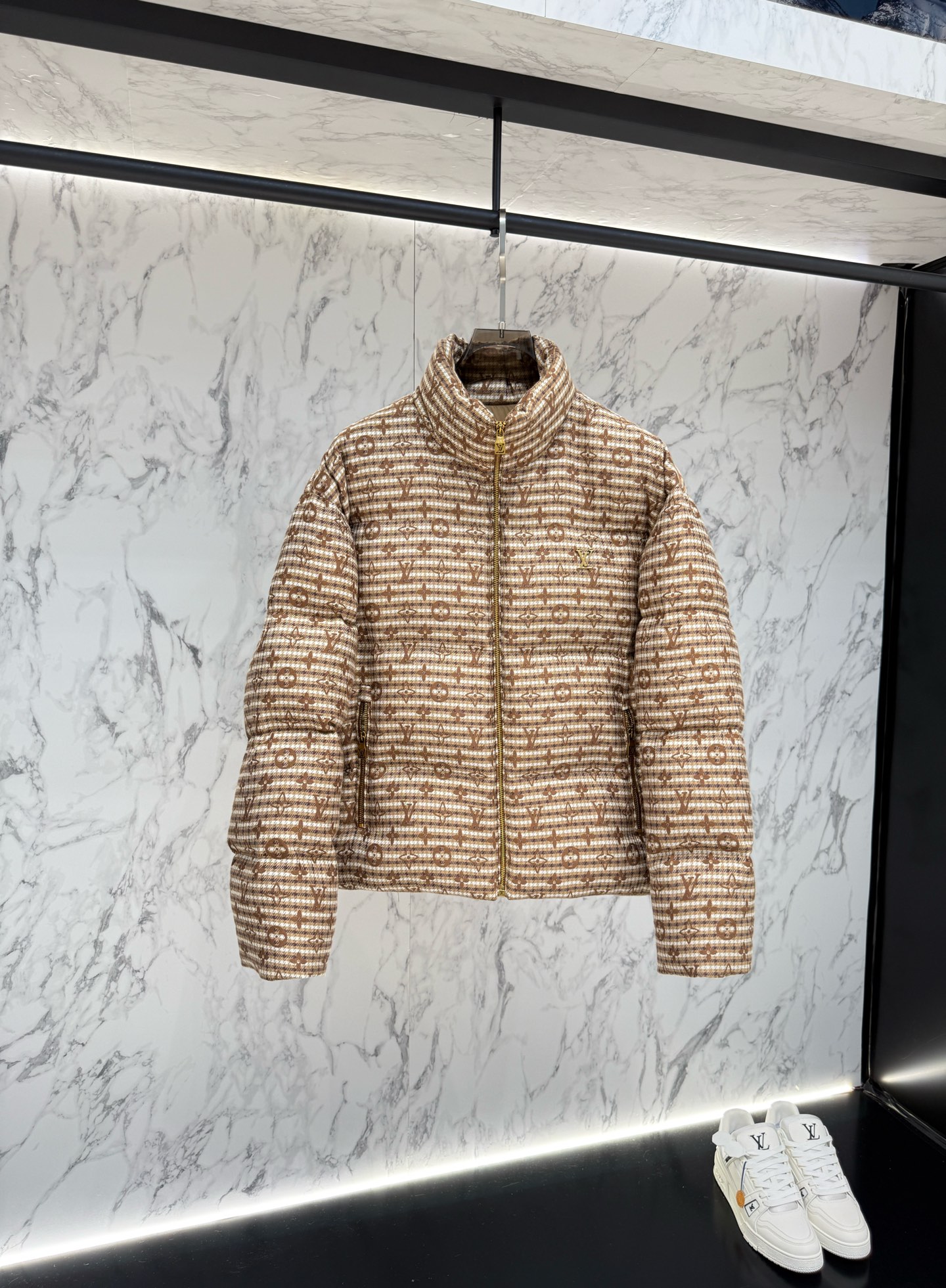 NO:570355,New Products Mainly recommended LV top version down jacket 2025 latest fashion designer down jacket. Every detail shows craftsmanship and enough advanced structural tailoring design changes to show men's diverse image changes. Slim and neat, tailored to meet the popular multi-layered outfits. Versatile style for life. Size M-xxxL, louis vuitton, jackets & coats, down jacket, alexander wang19860909新品 主推款LV顶级版本羽绒服2025最新款时尚设计师款羽绒外套.处处细节显工艺足够的高级结构性剪裁的设计改变来展现男士多样的形象变化,修身利落、剪裁合体,满足时下正流行的多层次穿搭,生活百搭款式 码数M-xxxL,,louis vuitton,jackets & coats,down jacket,alexander wang,Men's clothing