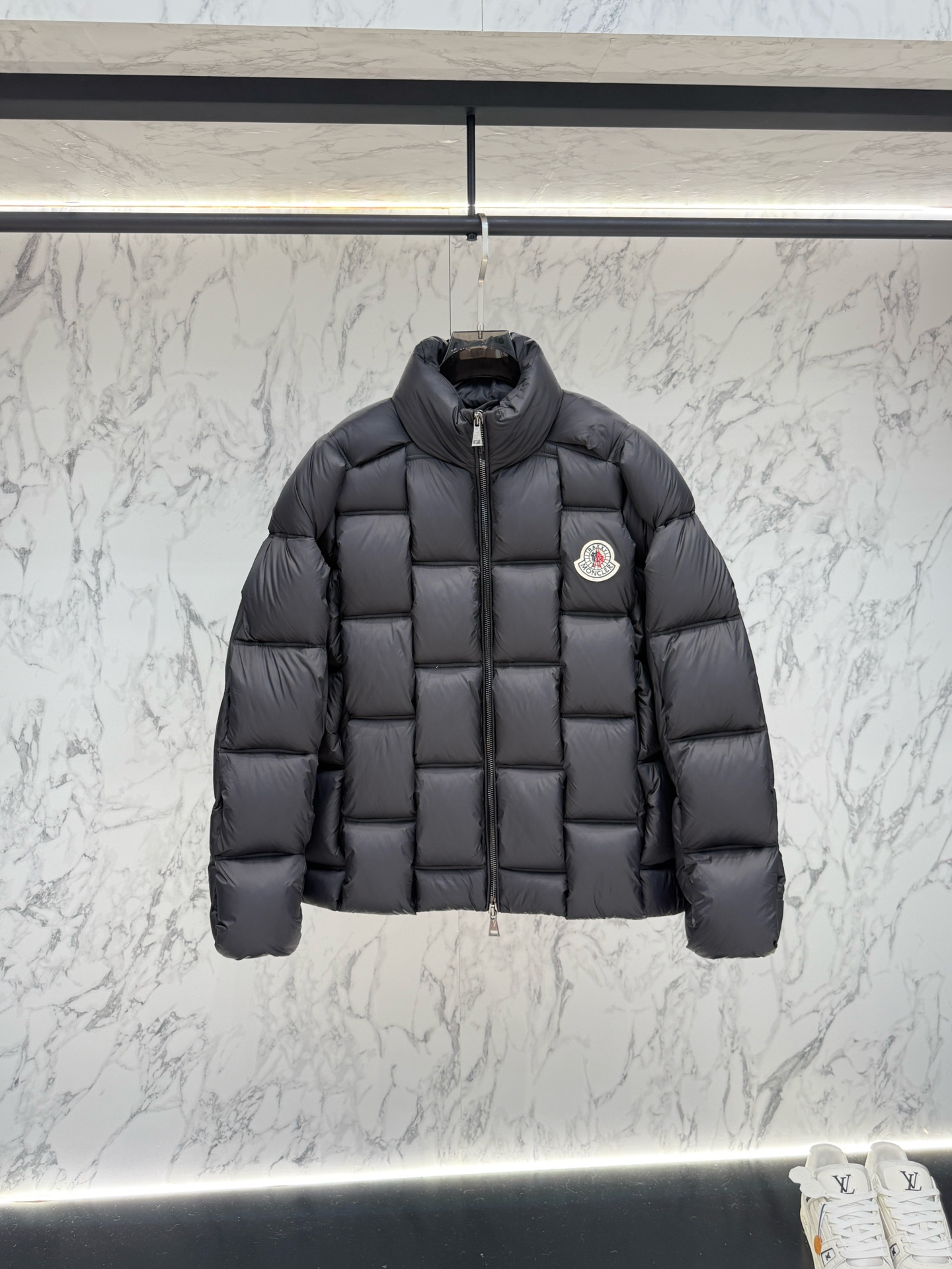 NO:607979,The main recommended Moncler top version down jacket 2025 latest fashion designer down jacket. Every detail shows craftsmanship and enough advanced structural tailoring design changes to show men's diverse image changes. It is slim and neat, and tailored to meet the popular multi-layered outfits. Versatile style for life. Code number 12345,,jackets & coats,down jacket,alexander wang19860909主推款Moncler 顶级版本羽绒服2025最新款时尚设计师款羽绒外套.处处细节显工艺足够的高级结构性剪裁的设计改变来展现男士多样的形象变化,修身利落、剪裁合体,满足时下正流行的多层次穿搭,生活百搭款式 码数12345,,jackets & coats,down jacket,alexander wang,Men's clothing