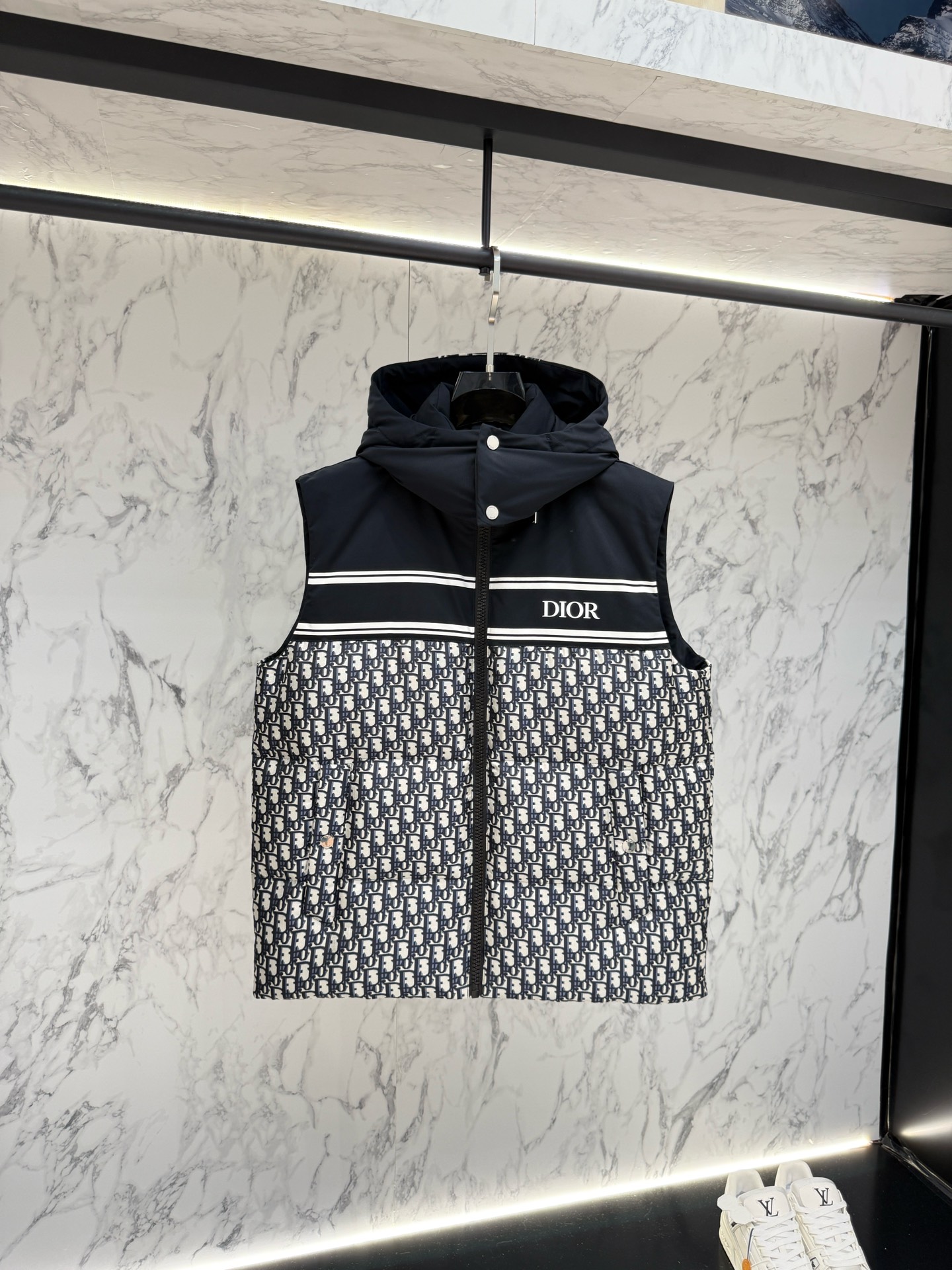 NO:683647,The most recommended Dior 2025 latest fashion designer shirt is full of details and craftsmanship. It has enough advanced structural tailoring and design changes to show men's diverse image changes. It has a neat slim fit and well-fitting tailoring. It meets the current popular multi-layered outfits and is a versatile style for life!  Code number 46-54,,dior,shirts,19860909主推款 Dior 2025最新款时尚设计师款衬衫处处细节显工艺足够的高级结构性剪裁的设计改变来展现男士多样的形象变化,修身利落、剪裁合体,满足时下正流行的多层次穿搭,生活百搭款式！ 码数46-54,,dior,shirts,,Men's clothing