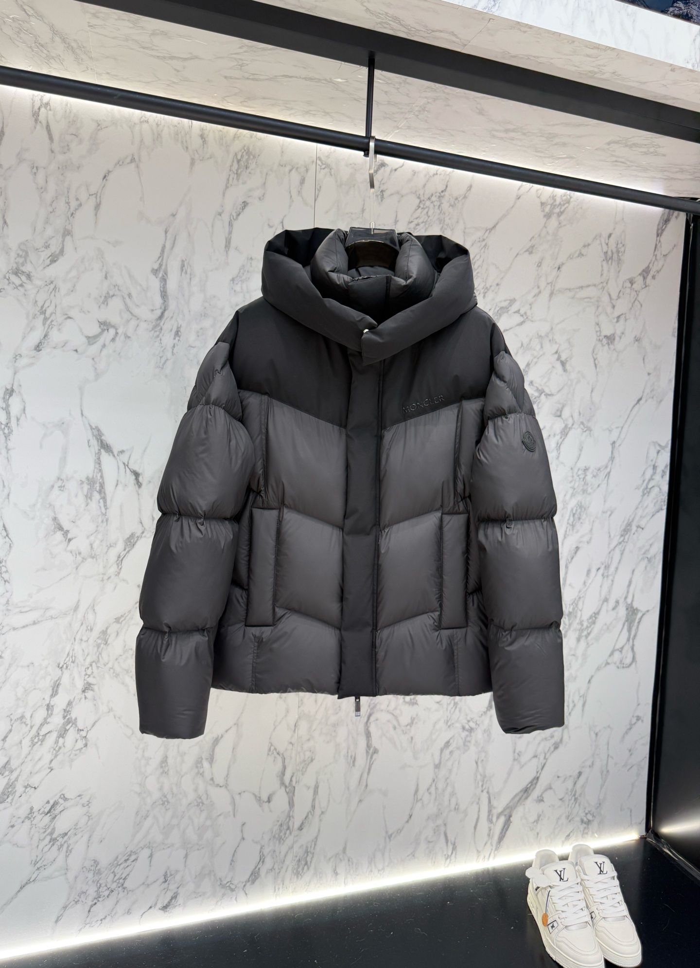 NO:570359,New product, the main recommended Moncler top version down jacket 2025 latest fashion designer down jacket. Every detail shows craftsmanship and enough advanced structural tailoring design changes to show men's diverse image changes. It is slim and neat, and tailored to meet the popular multi-layered outfits. Versatile style for life. Code number 12345,,jackets & coats,down jacket,alexander wang19860909新品 主推款Moncler 顶级版本羽绒服2025最新款时尚设计师款羽绒外套.处处细节显工艺足够的高级结构性剪裁的设计改变来展现男士多样的形象变化,修身利落、剪裁合体,满足时下正流行的多层次穿搭,生活百搭款式 码数12345,,jackets & coats,down jacket,alexander wang,Men's clothing