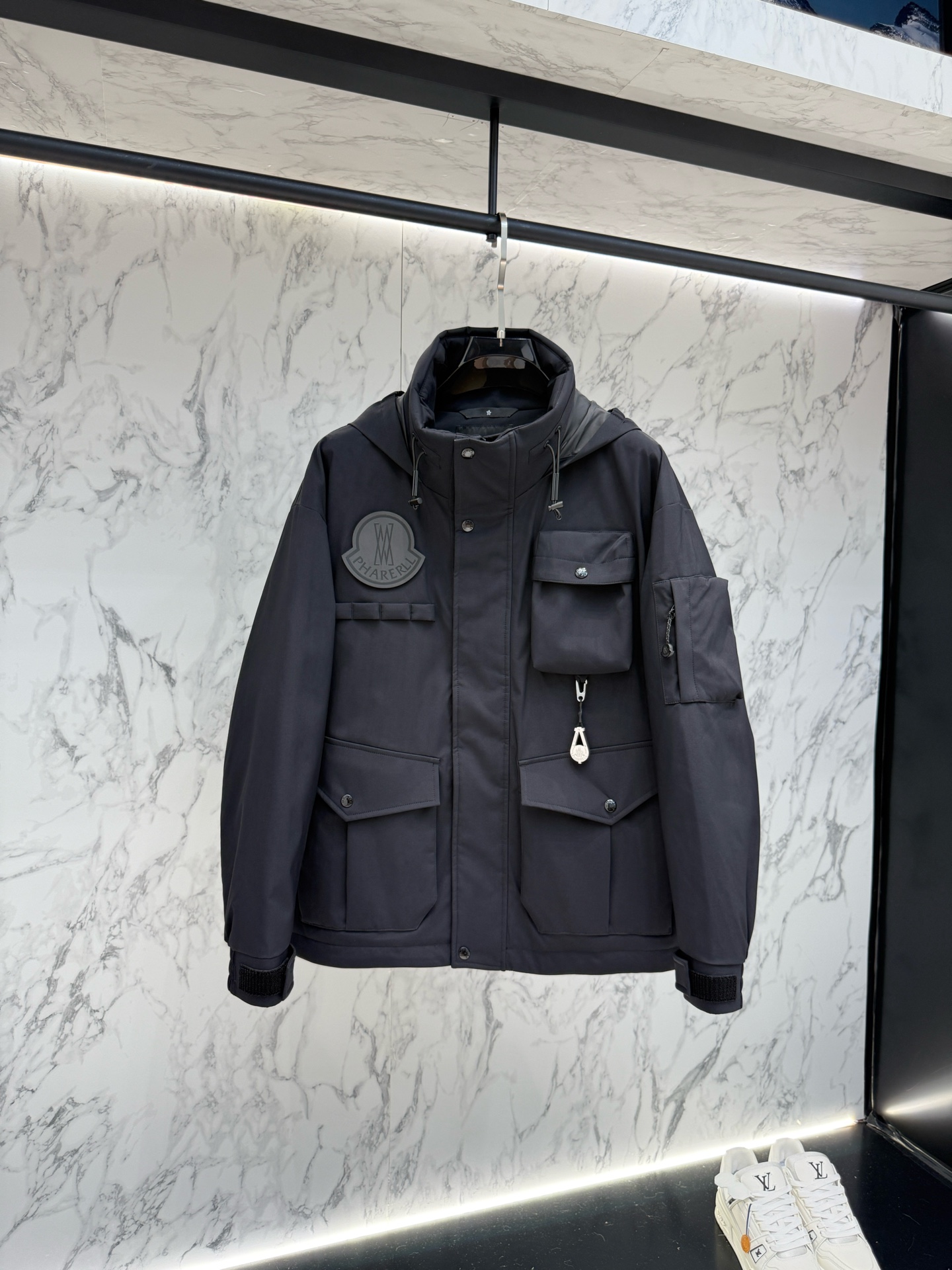 NO:572430,New product, the main recommended Moncler top version down jacket 2025 latest fashion designer down jacket. Every detail shows craftsmanship and enough advanced structural tailoring design changes to show men's diverse image changes. It is slim and neat, and tailored to meet the popular multi-layered outfits. Versatile style for life. Code number 12345,,jackets & coats,down jacket,alexander wang19860909新品 主推款Moncler 顶级版本羽绒服2025最新款时尚设计师款羽绒外套.处处细节显工艺足够的高级结构性剪裁的设计改变来展现男士多样的形象变化,修身利落、剪裁合体,满足时下正流行的多层次穿搭,生活百搭款式 码数12345,,jackets & coats,down jacket,alexander wang,Men's clothing