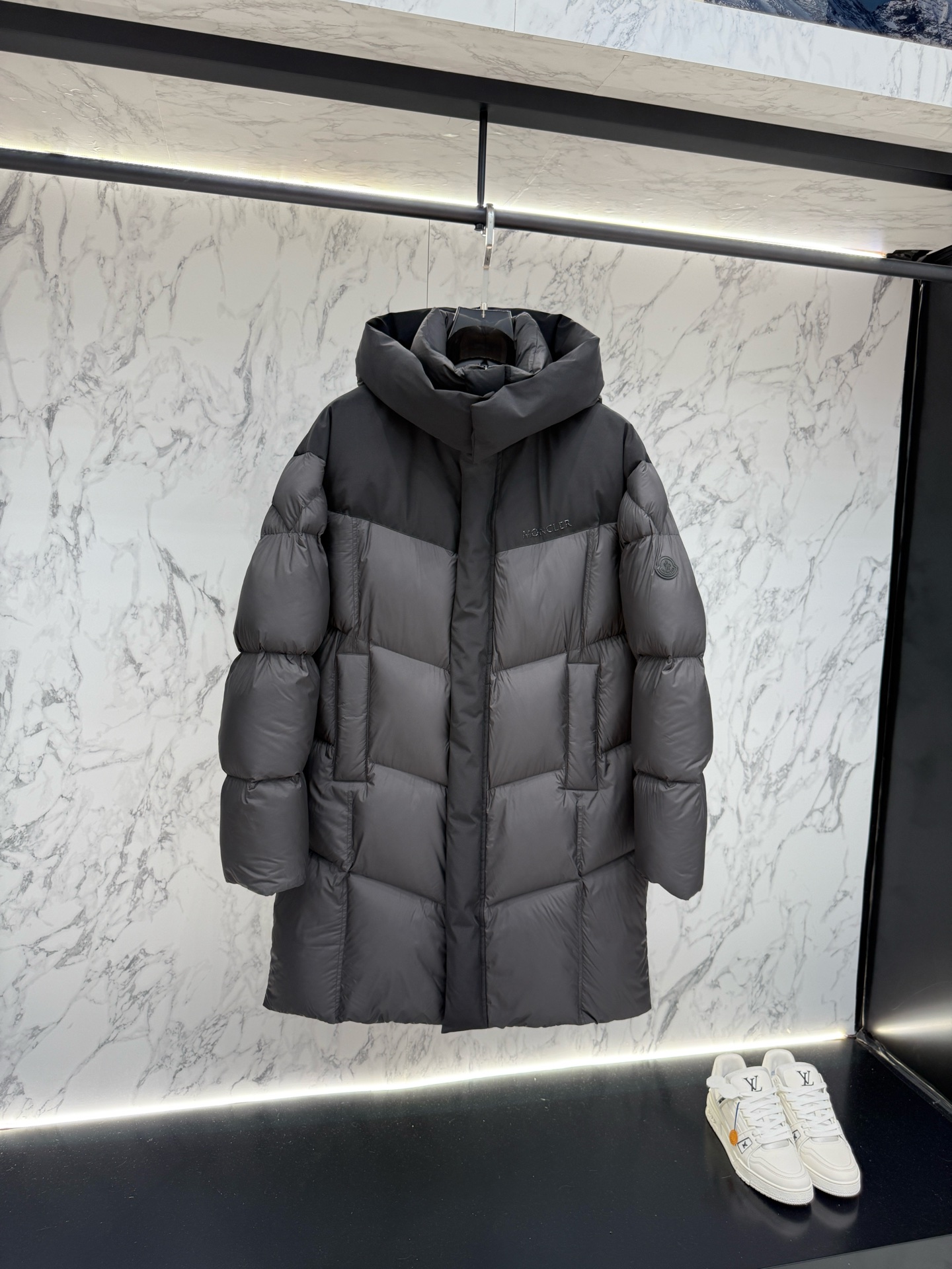 NO:683659,The main recommendation is Moncler down jacket, the latest fashion designer down jacket in 2025. Every detail shows craftsmanship, and the design changes are enough advanced structural tailoring to show men's diverse image changes. It is slim and neat, and tailored to meet the popular multi-layered outfits. Versatile style for life. Code number 12345,, jackets & coats, down jacket,19860909主推款 Moncler 羽绒服2025最新款时尚设计师款羽绒外套.处处细节显工艺足够的高级结构性剪裁的设计改变来展现男士多样的形象变化,修身利落、剪裁合体,满足时下正流行的多层次穿搭,生活百搭款式  码数12345,,jackets & coats,down jacket,,Men's clothing