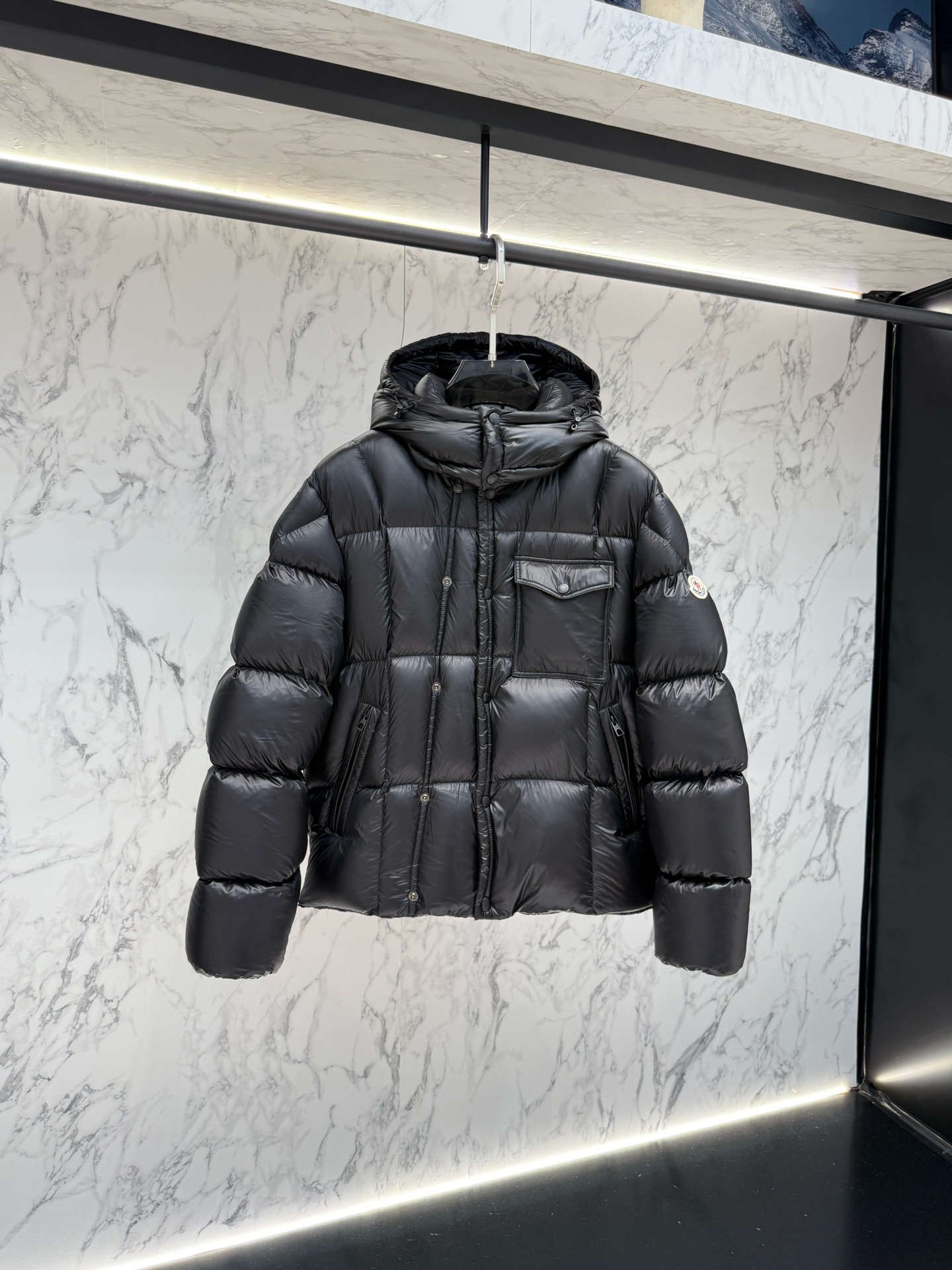 NO:683617,Moncler down jacket 2025 latest fashion designer down jacket. Every detail shows craftsmanship, and the design changes are enough high-end structural tailoring to show men's diverse image changes. It is slim and neat, and tailored to meet the current popular multi-layered outfits. Versatile style for life. Code number 12345,, jackets & coats, down jacket,19860909Moncler 羽绒服2025最新款时尚设计师款羽绒外套.处处细节显工艺足够的高级结构性剪裁的设计改变来展现男士多样的形象变化,修身利落、剪裁合体,满足时下正流行的多层次穿搭,生活百搭款式 码数12345,,jackets & coats,down jacket,,Men's clothing