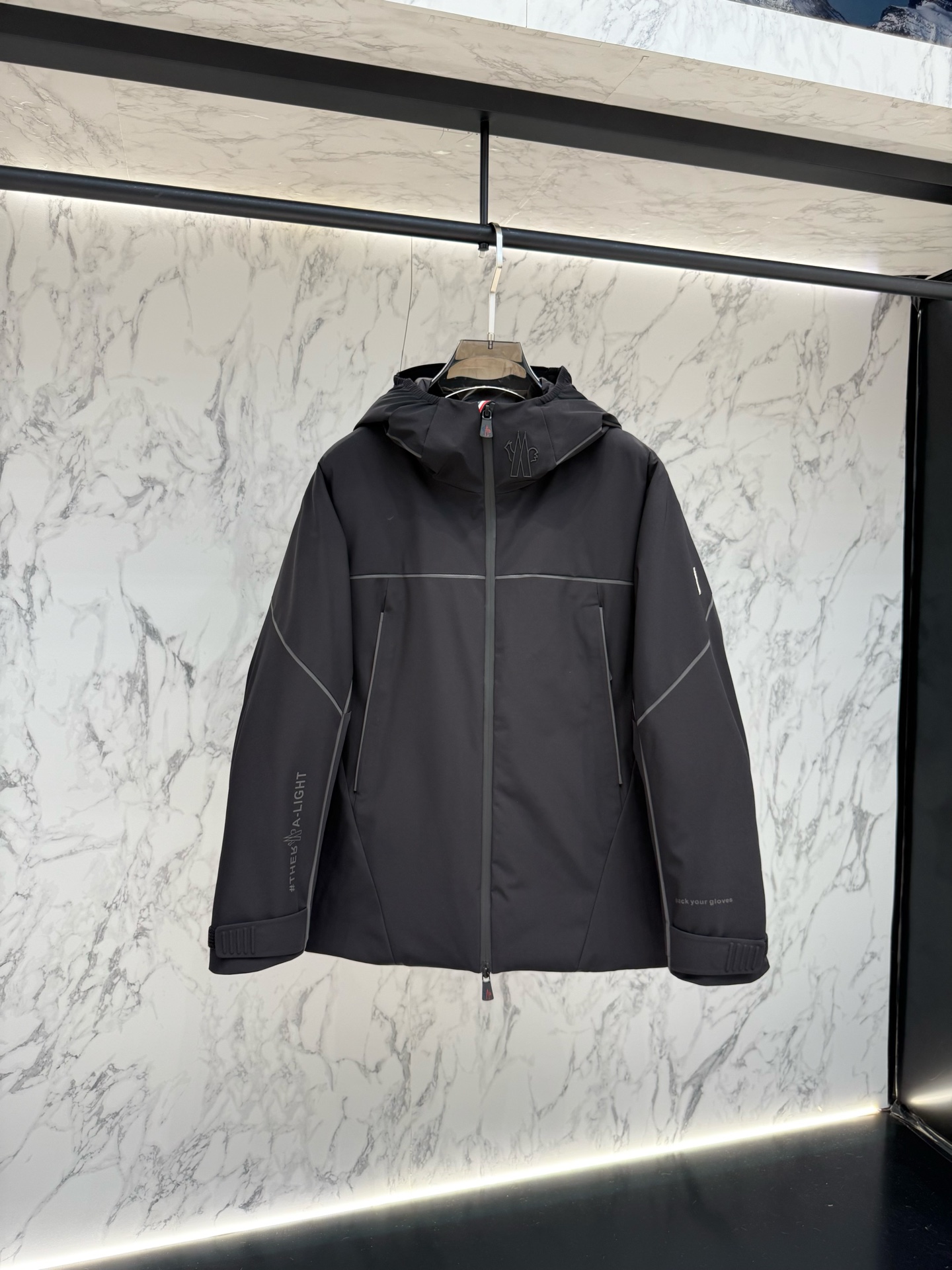 NO:683640,Moncler down jacket 2025 latest fashion designer down jacket. Every detail shows craftsmanship, and the design changes are enough high-end structural tailoring to show men's diverse image changes. It is slim and neat, and tailored to meet the current popular multi-layered outfits. Versatile style for life. Code number 12345,, jackets & coats, down jacket,19860909Moncler 羽绒服2025最新款时尚设计师款羽绒外套.处处细节显工艺足够的高级结构性剪裁的设计改变来展现男士多样的形象变化,修身利落、剪裁合体,满足时下正流行的多层次穿搭,生活百搭款式 码数12345,,jackets & coats,down jacket,,Men's clothing