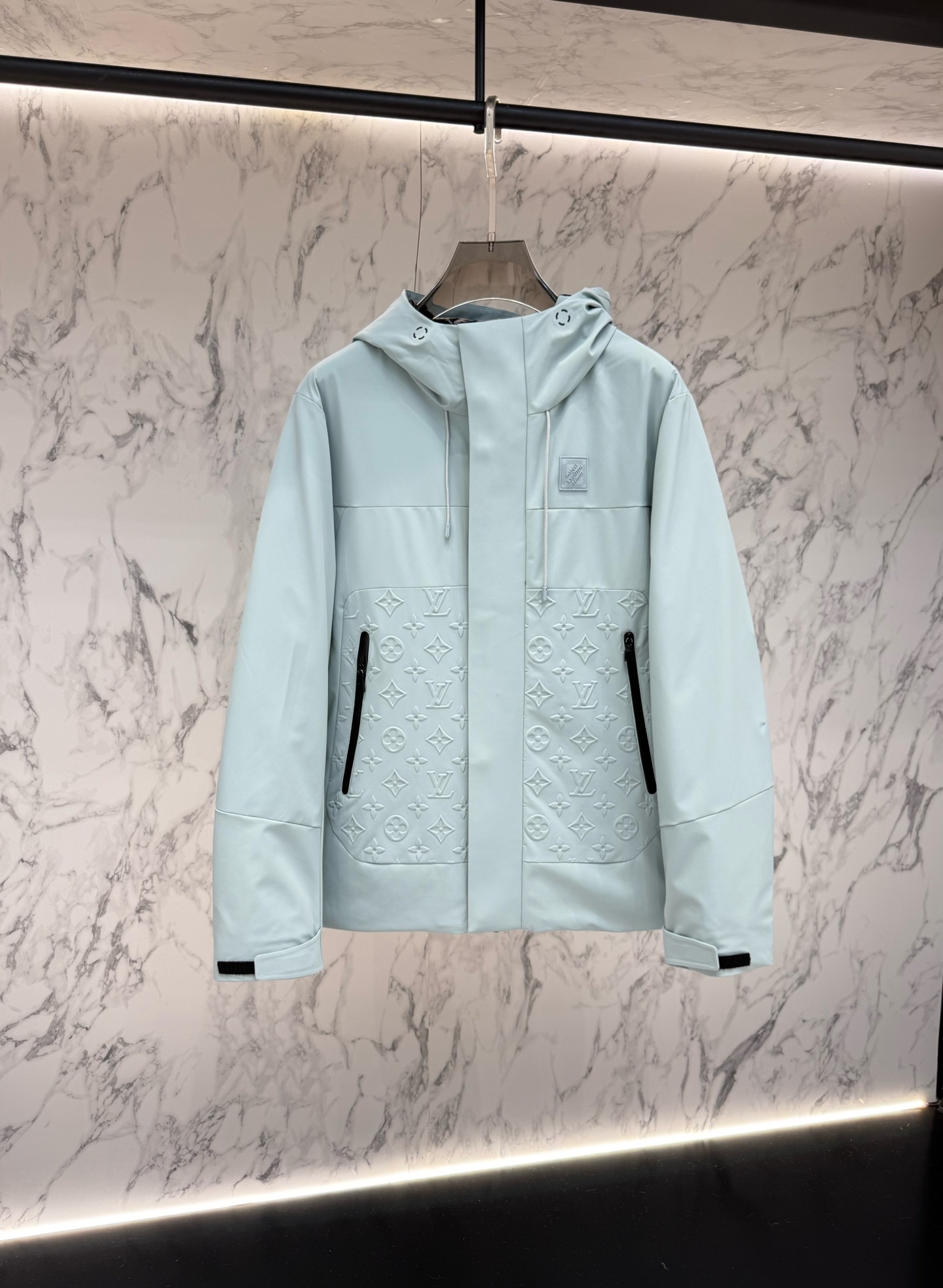 NO:683635,LV down jacket 2025 latest fashion designer down jacket. Every detail shows craftsmanship, and the design changes of advanced structural tailoring are enough to show men's diverse image changes. It is slim and neat, and tailored to meet the popular multi-layered wear. Versatile style for life. Size 48-56,, louis vuitton, jackets & coats, down jacket,19860909LV 羽绒服2025最新款时尚设计师款羽绒外套.处处细节显工艺足够的高级结构性剪裁的设计改变来展现男士多样的形象变化,修身利落、剪裁合体,满足时下正流行的多层次穿搭,生活百搭款式 码数48-56,,louis vuitton,jackets & coats,down jacket,,Men's clothing