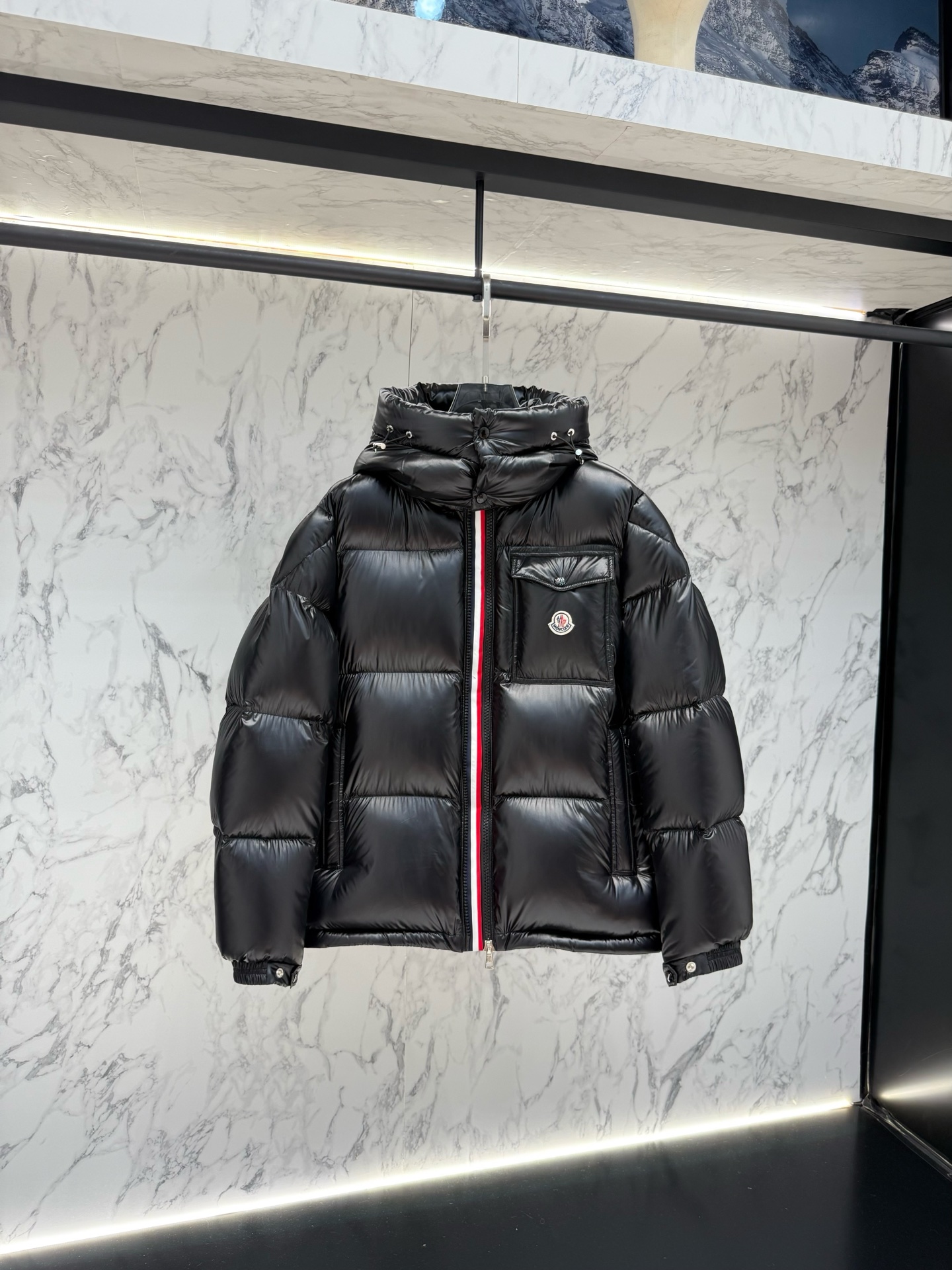 NO:683631,Moncler down jacket 2025 latest fashion designer down jacket. Every detail shows craftsmanship, and the design changes are enough high-end structural tailoring to show men's diverse image changes. It is slim and neat, and tailored to meet the current popular multi-layered outfits. Versatile style for life. Code number 12345,, jackets & coats, down jacket,19860909Moncler 羽绒服2025最新款时尚设计师款羽绒外套.处处细节显工艺足够的高级结构性剪裁的设计改变来展现男士多样的形象变化,修身利落、剪裁合体,满足时下正流行的多层次穿搭,生活百搭款式 码数12345,,jackets & coats,down jacket,,Men's clothing