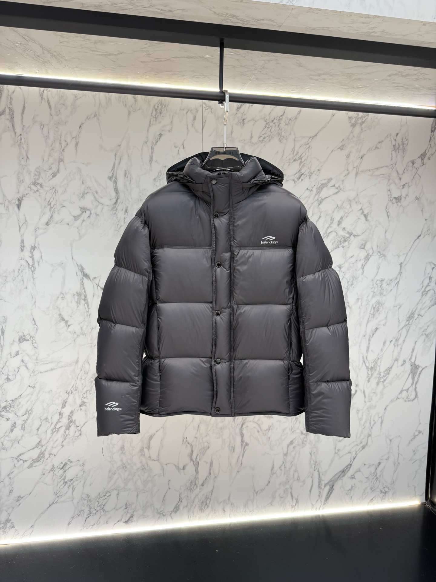 NO:644295,New product, the main recommended BALENClAGA top version down jacket, the latest fashion designer down jacket in 2025. Every detail shows craftsmanship, and the design changes of advanced structural tailoring are enough to show the diverse image changes of men. It is slim and neat, and tailored to meet the current popular multi-layered outfits. Versatile style for life. Size 48-56,,balenciaga,jackets & coats,down jacket,alexander wang19860909新品 主推款BALENClAGA顶级版本羽绒服2025最新款时尚设计师款羽绒外套.处处细节显工艺足够的高级结构性剪裁的设计改变来展现男士多样的形象变化,修身利落、剪裁合体,满足时下正流行的多层次穿搭,生活百搭款式 码数48-56,,balenciaga,jackets & coats,down jacket,alexander wang,Men's clothing