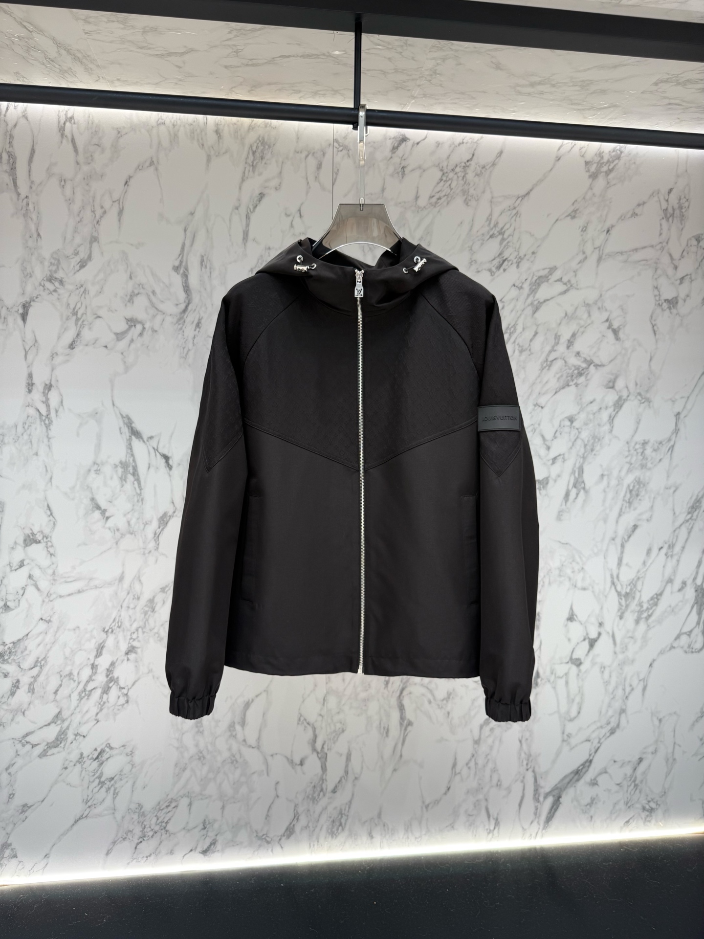 NO:869308,Release price LV spring 2026 latest fashion designer jacket. Every detail shows craftsmanship, and the design changes are enough high-end structural tailoring to show men's diverse image changes. They are slim and neat, and tailored to meet the current popular multi-layered outfits. Versatile style for life. Size 48-56, louis vuitton, jackets & coats, jackets & coats,19860909放货价 LV 春款2026最新款时尚设计师款夹克外套.处处细节显工艺足够的高级结构性剪裁的设计改变来展现男士多样的形象变化,修身利落、剪裁合体,满足时下正流行的多层次穿搭,生活百搭款式 7603 码数48-56,,louis vuitton,jackets & coats,jackets & coats,,Men's clothing