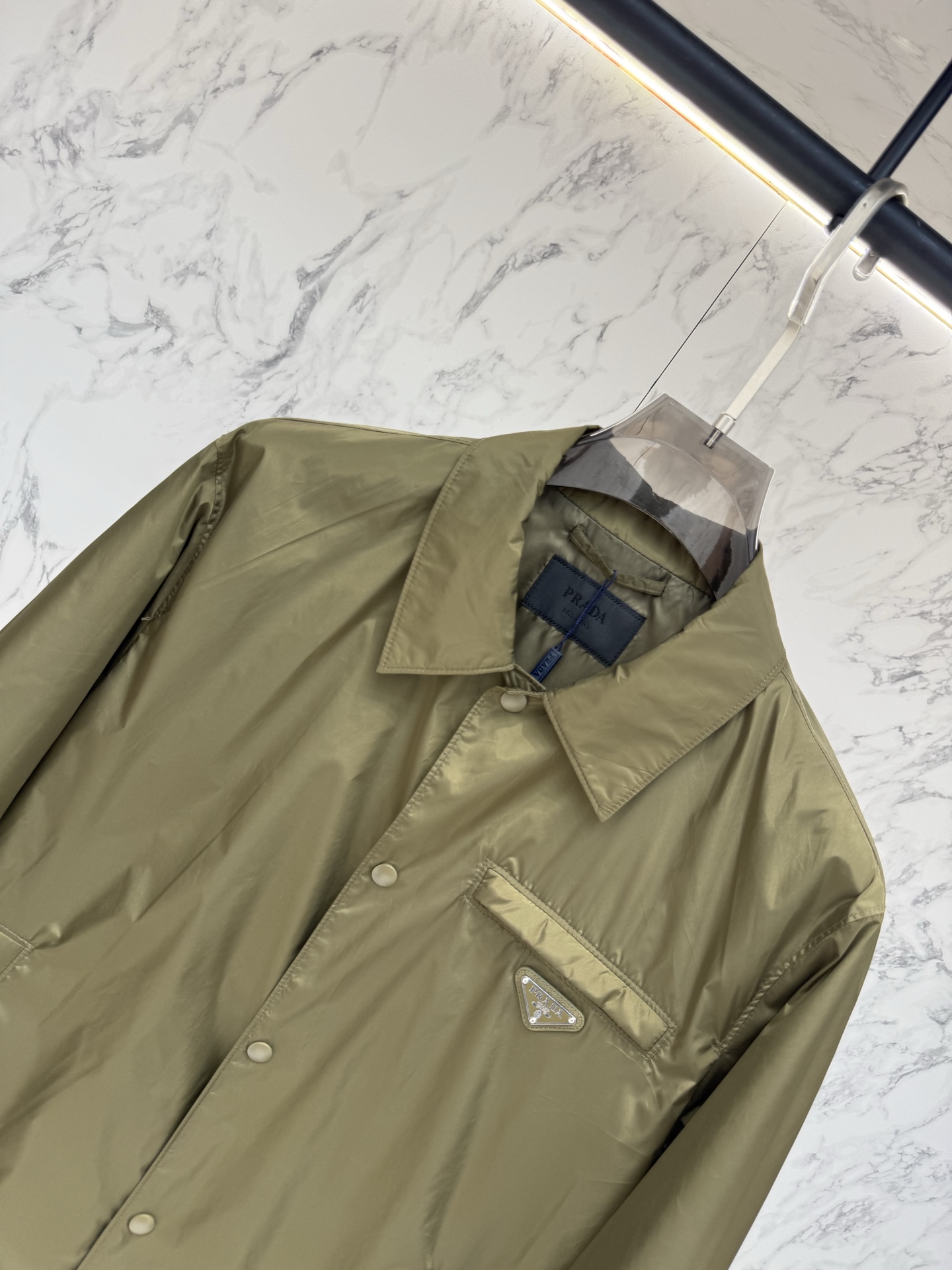 PRADA 春款2026最新款时尚设计师款夹克外套.处处细节显工艺足够的高级 结构性剪裁的设计改变来展现