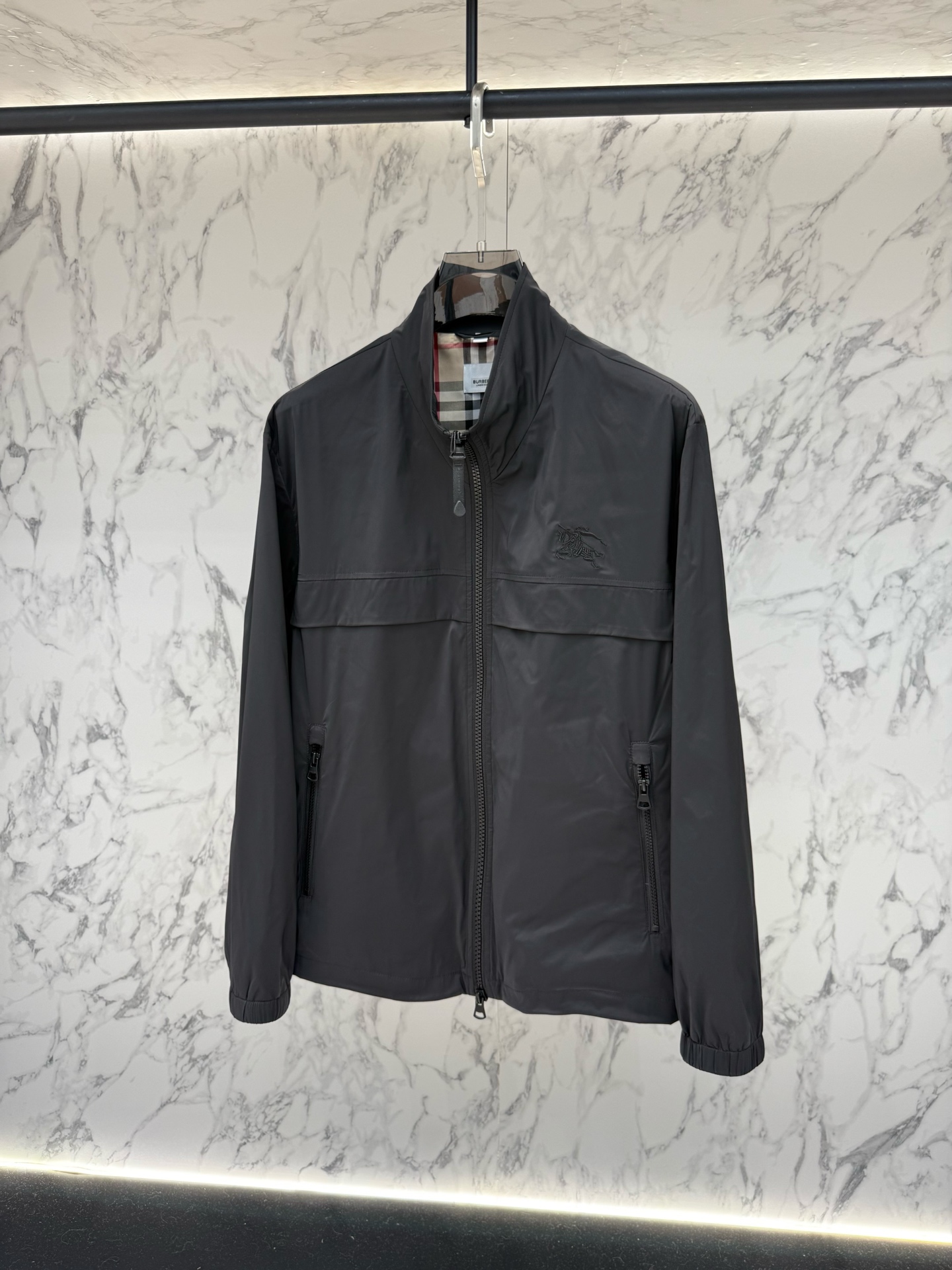 Burberry 春款2026最新款时尚设计师款夹克外套.处处细节显工艺足够的高级 结构性剪裁的设计改变