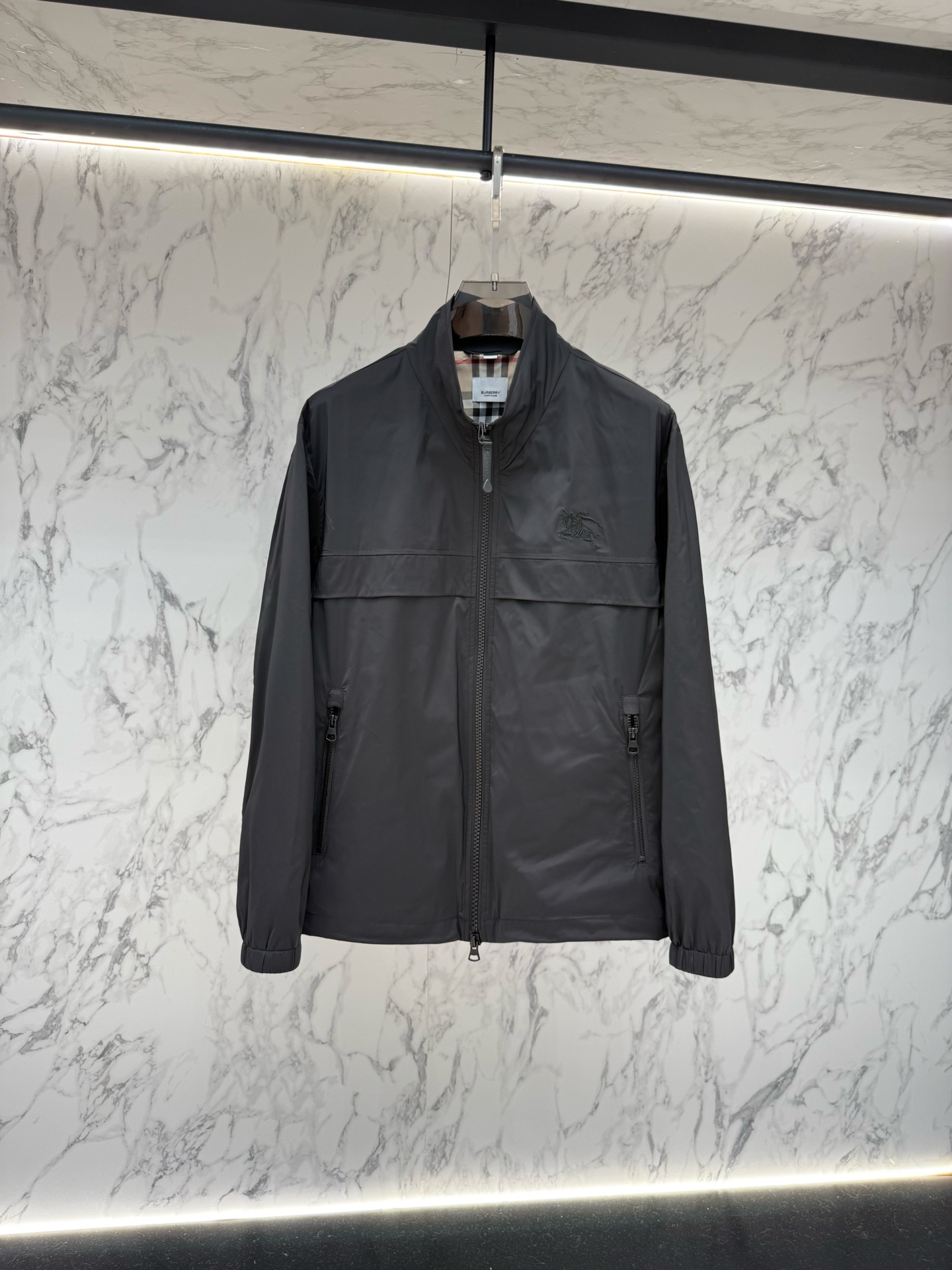 Burberry 春款2026最新款时尚设计师款夹克外套.处处细节显工艺足够的高级 结构性剪裁的设计改变