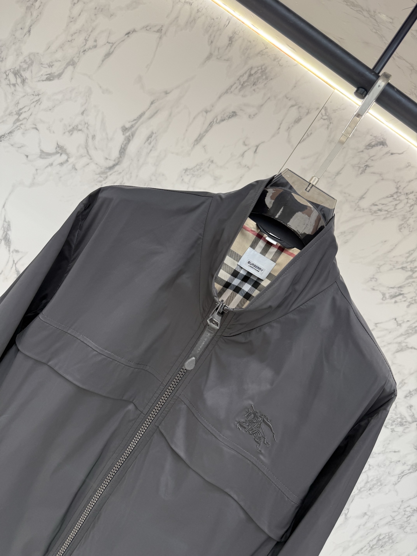 Burberry 春款2026最新款时尚设计师款夹克外套.处处细节显工艺足够的高级 结构性剪裁的设计改变