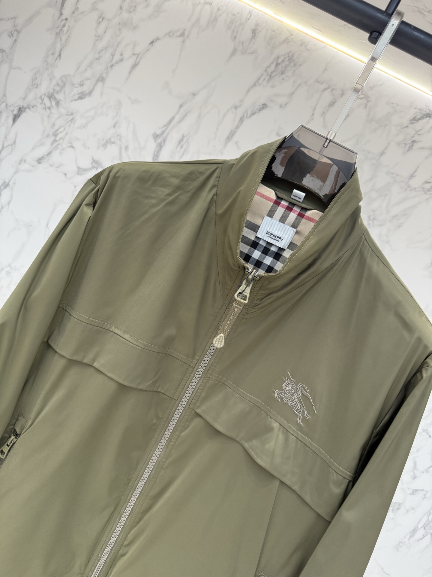 Burberry 春款2026最新款时尚设计师款夹克外套.处处细节显工艺足够的高级 结构性剪裁的设计改变