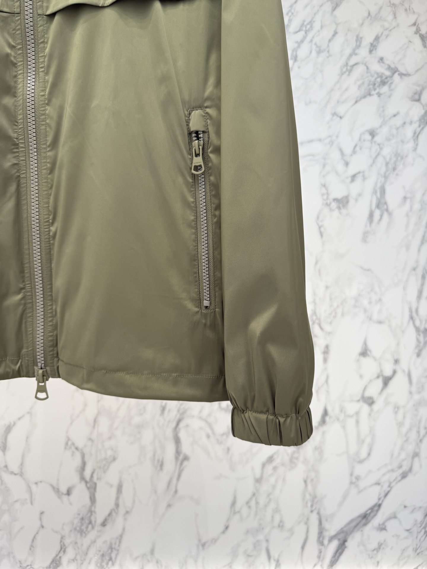 Burberry 春款2026最新款时尚设计师款夹克外套.处处细节显工艺足够的高级 结构性剪裁的设计改变