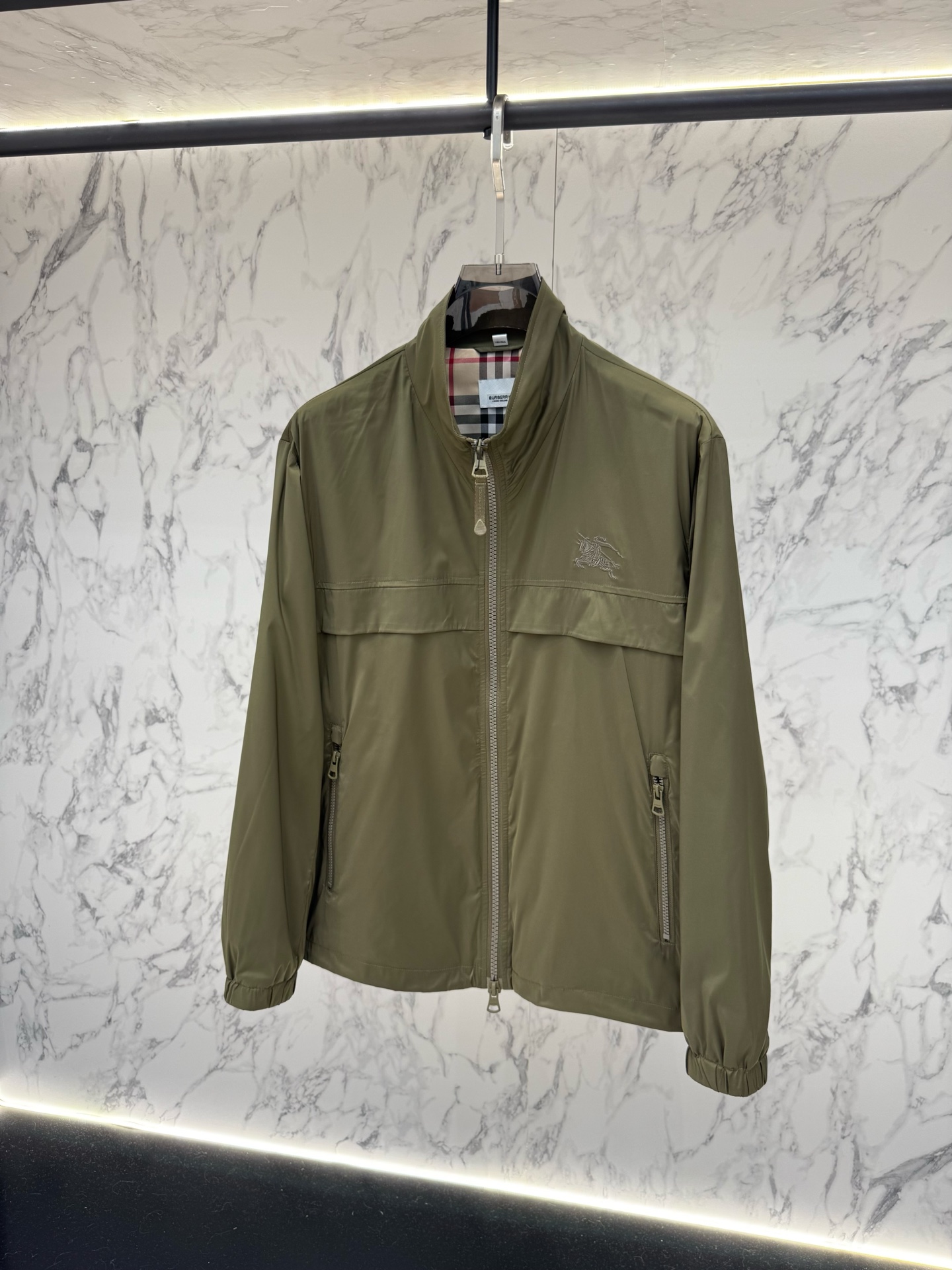 Burberry 春款2026最新款时尚设计师款夹克外套.处处细节显工艺足够的高级 结构性剪裁的设计改变