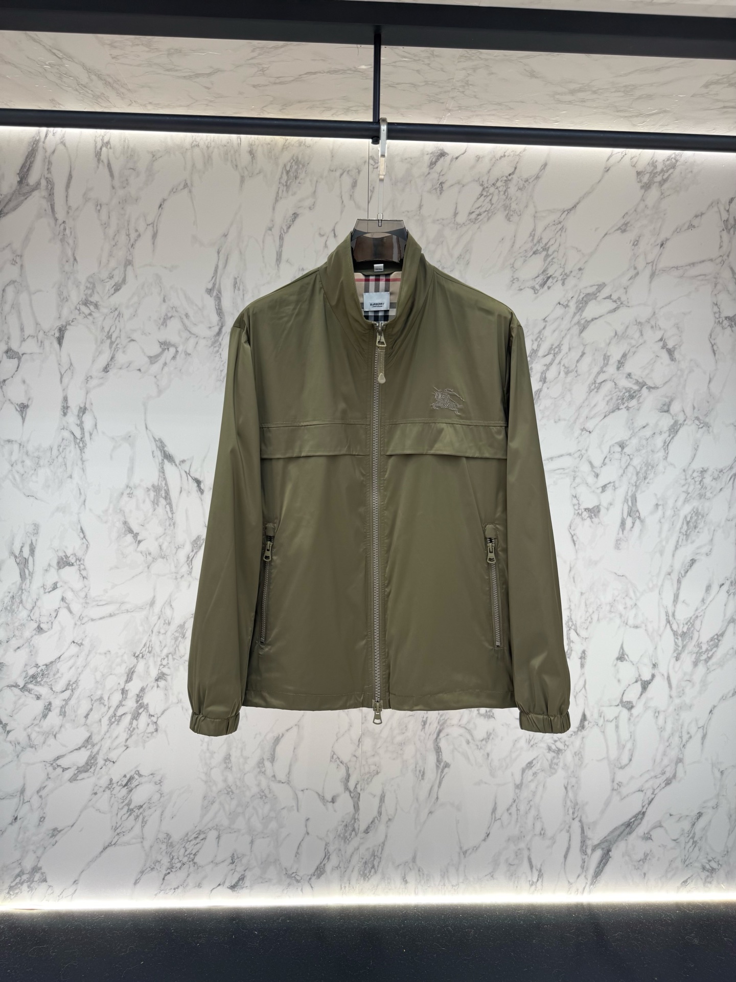 Burberry 春款2026最新款时尚设计师款夹克外套.处处细节显工艺足够的高级 结构性剪裁的设计改变