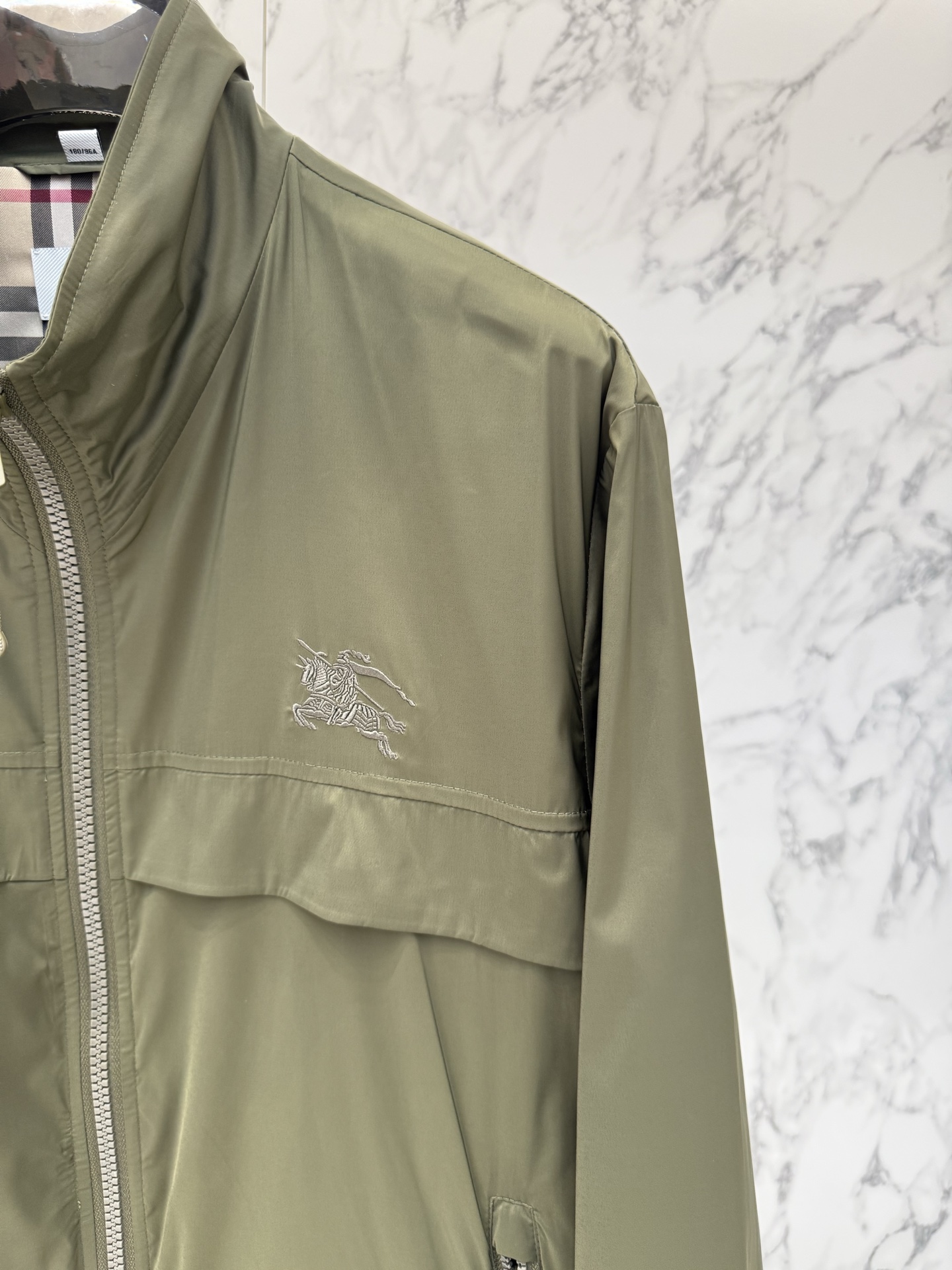Burberry 春款2026最新款时尚设计师款夹克外套.处处细节显工艺足够的高级 结构性剪裁的设计改变
