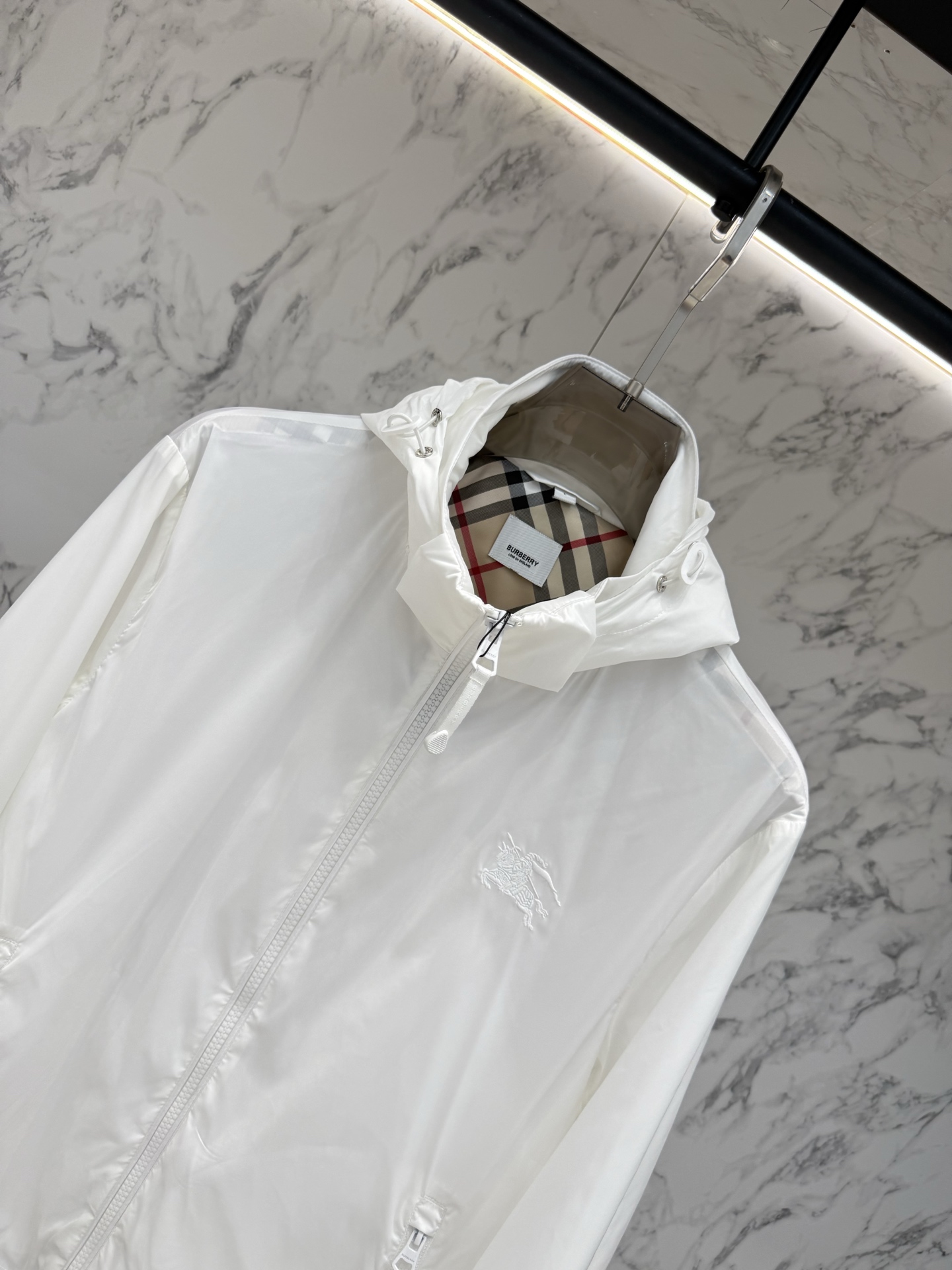 Burberry 春款2026最新款时尚设计师款夹克外套.处处细节显工艺足够的高级 结构性剪裁的设计改变