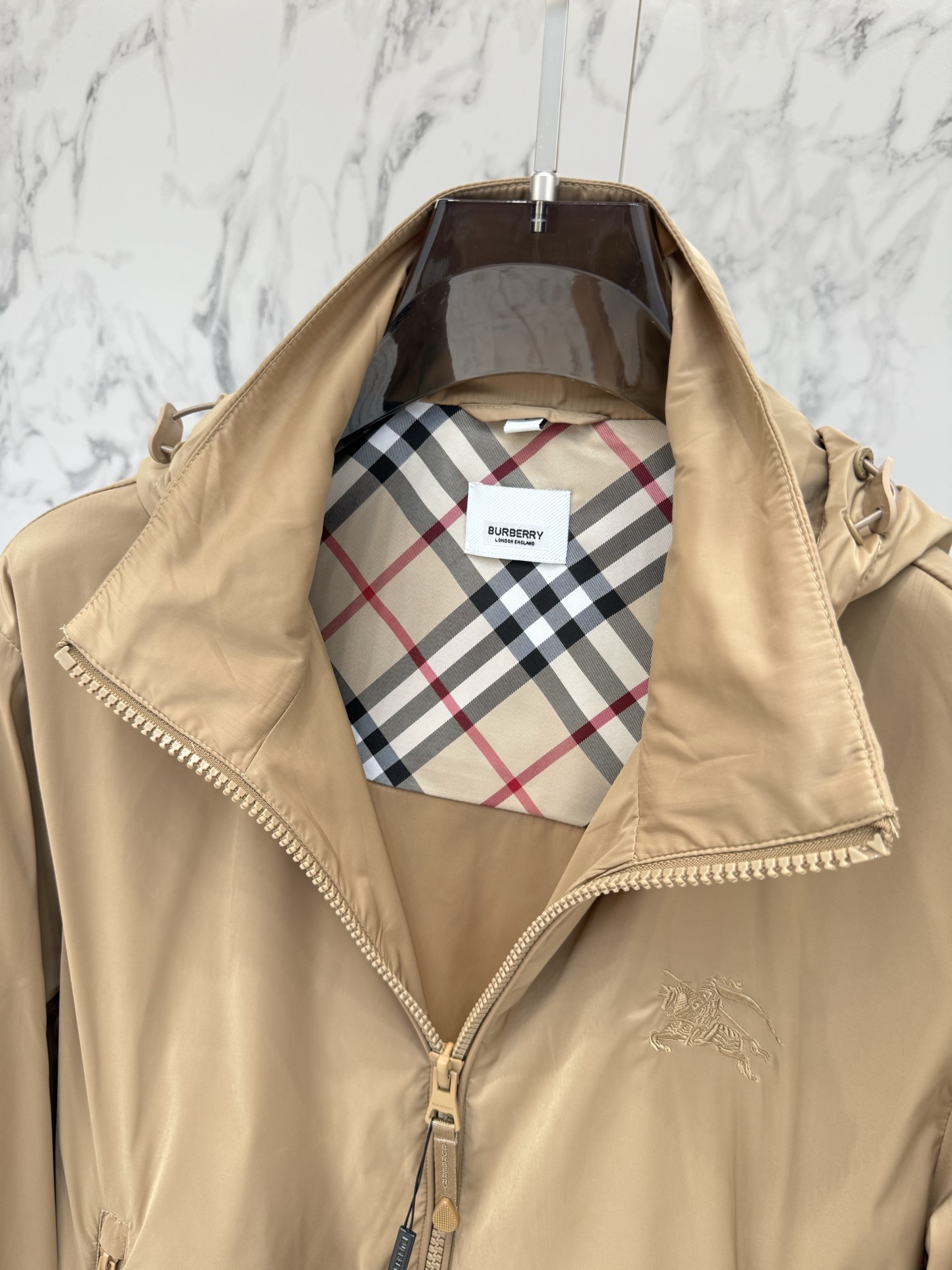 Burberry 春款2026最新款时尚设计师款夹克外套.处处细节显工艺足够的高级 结构性剪裁的设计改变