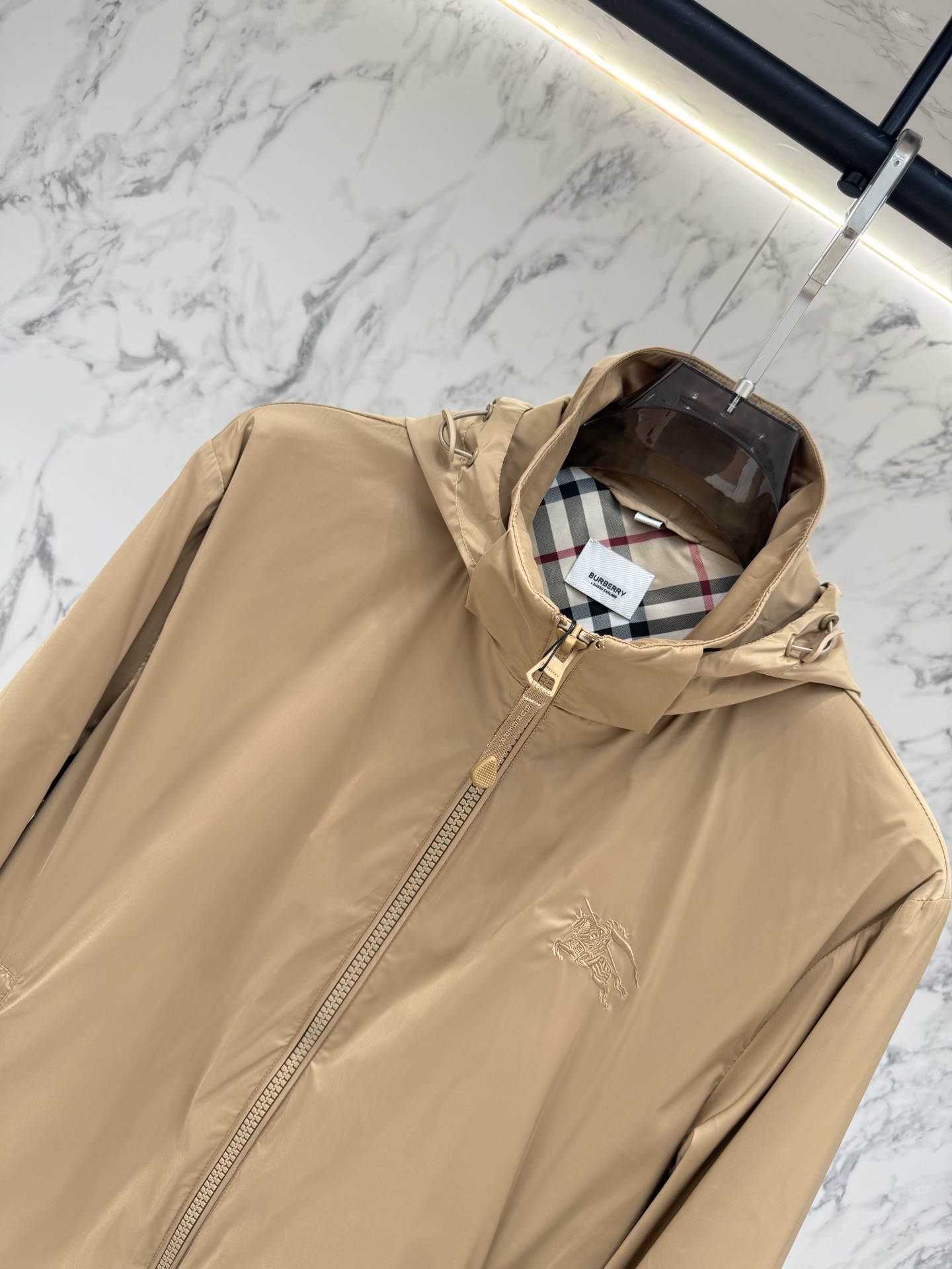 Burberry 春款2026最新款时尚设计师款夹克外套.处处细节显工艺足够的高级 结构性剪裁的设计改变