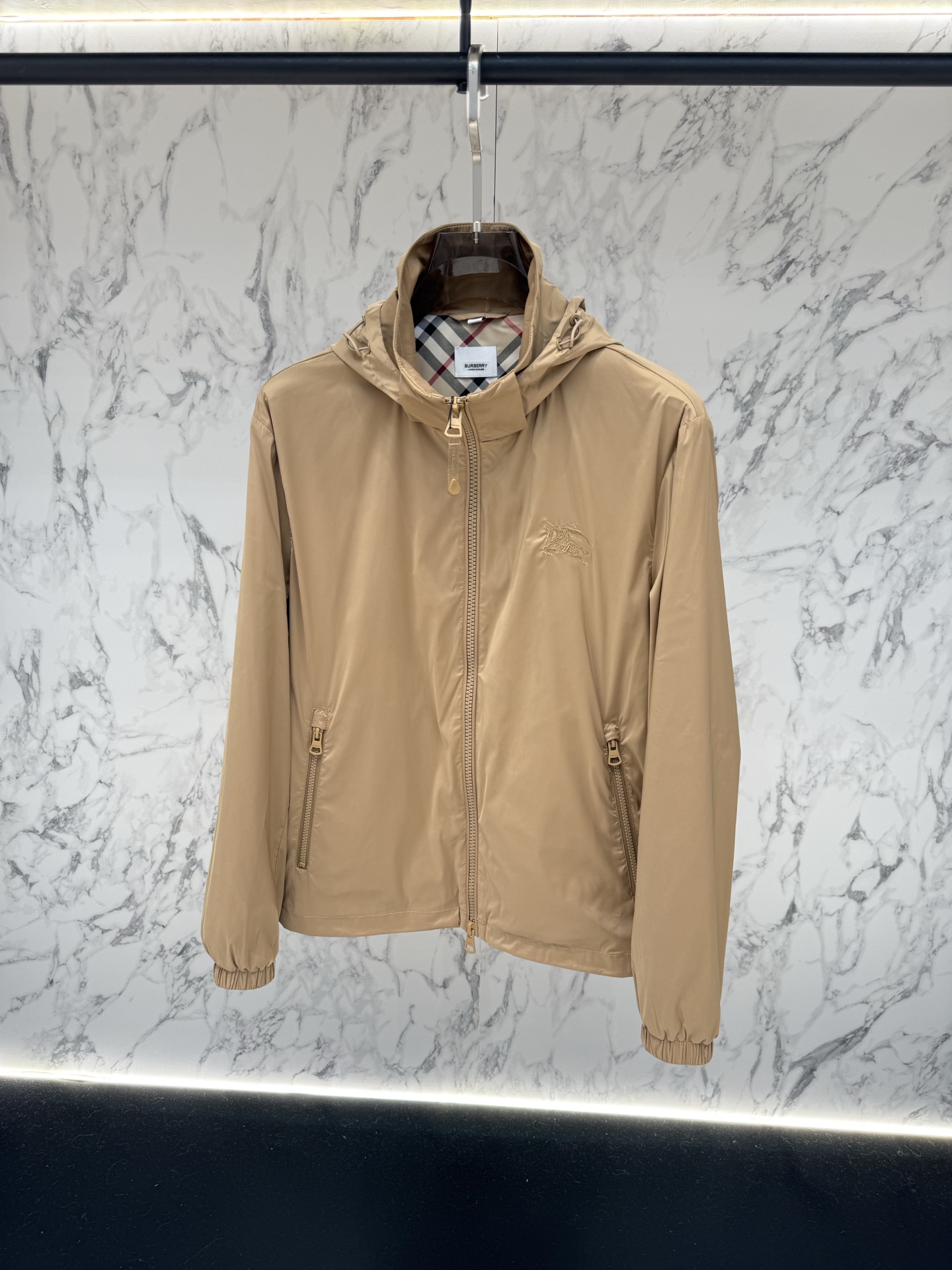 Burberry 春款2026最新款时尚设计师款夹克外套.处处细节显工艺足够的高级 结构性剪裁的设计改变