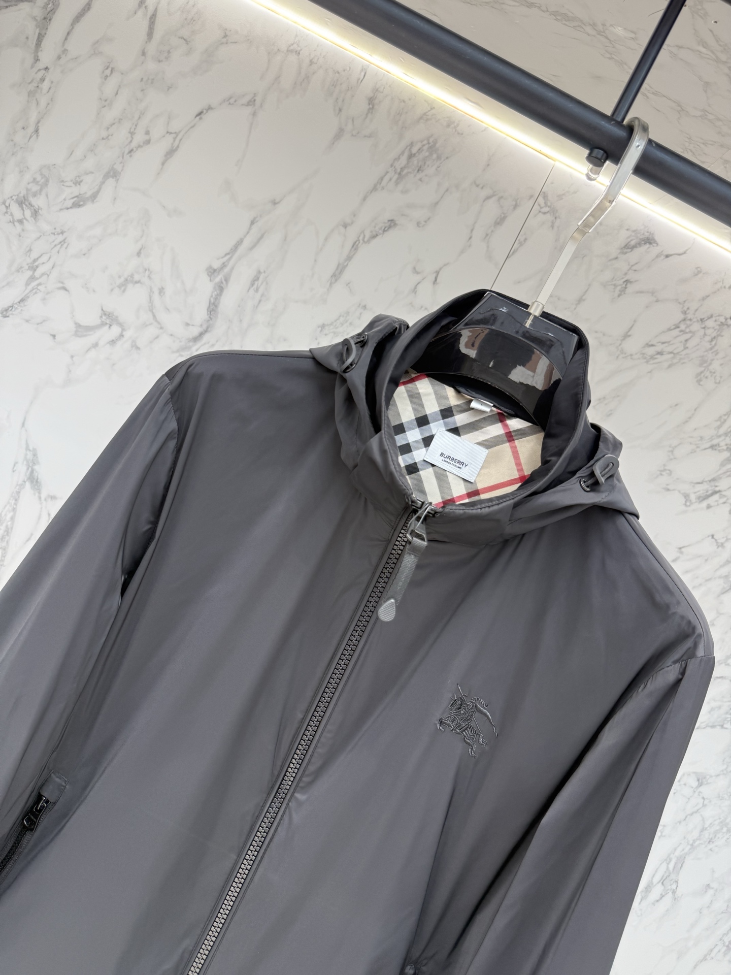 Burberry 春款2026最新款时尚设计师款夹克外套.处处细节显工艺足够的高级 结构性剪裁的设计改变