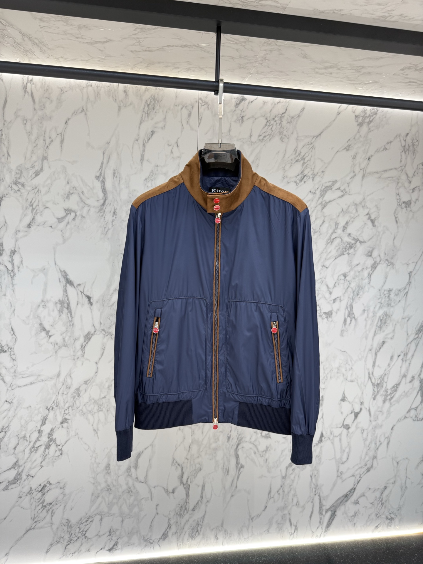 Kiton 春款2026最新款时尚设计师款夹克外套.处处细节显工艺足够的高级 结构性剪裁的设计改变来展现