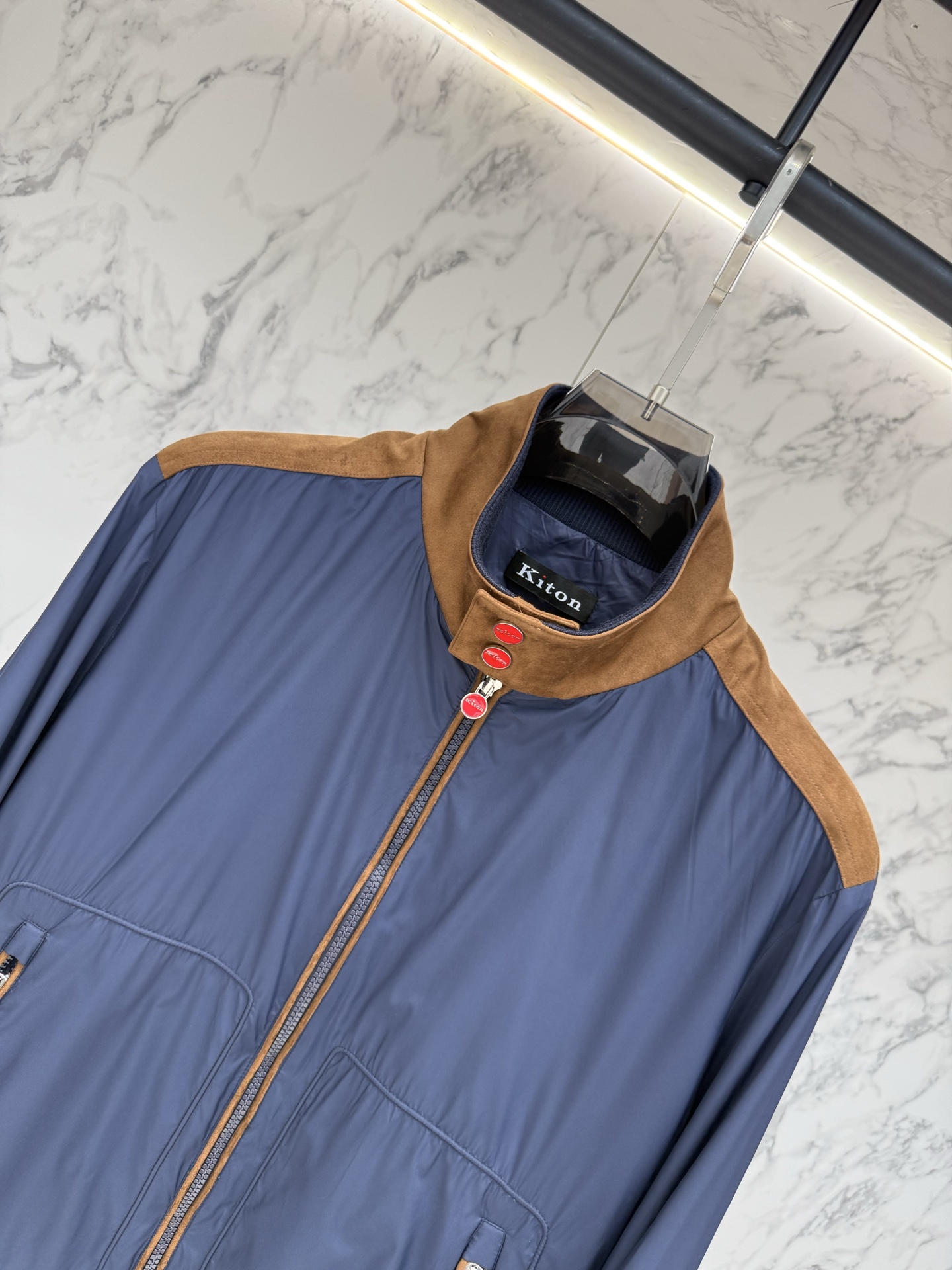 Kiton 春款2026最新款时尚设计师款夹克外套.处处细节显工艺足够的高级 结构性剪裁的设计改变来展现