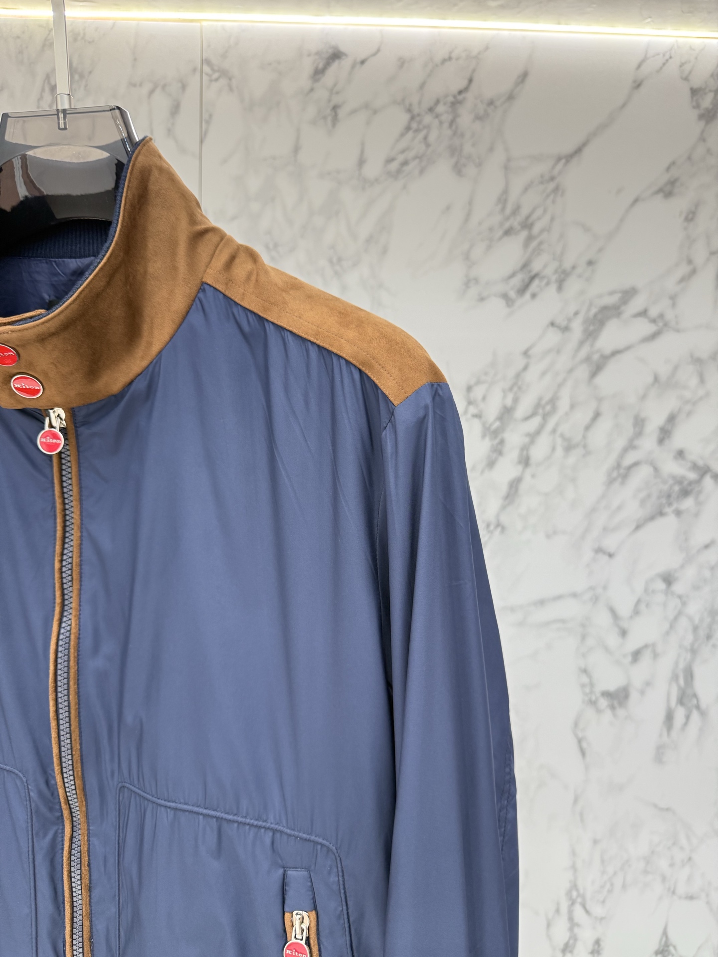 Kiton 春款2026最新款时尚设计师款夹克外套.处处细节显工艺足够的高级 结构性剪裁的设计改变来展现